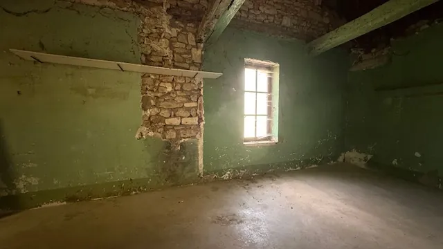 Maison en pierre à Cambronne-lès-Clermont avec grand potentiel et jardin 