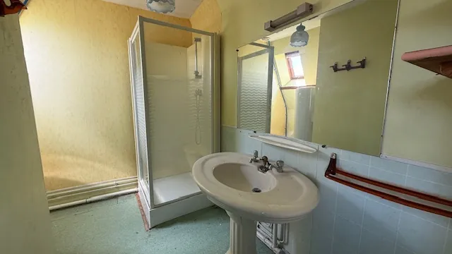 Maison en pierre à Cambronne-lès-Clermont avec grand potentiel et jardin 