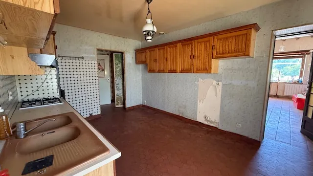 Maison en pierre à Cambronne-lès-Clermont avec grand potentiel et jardin 