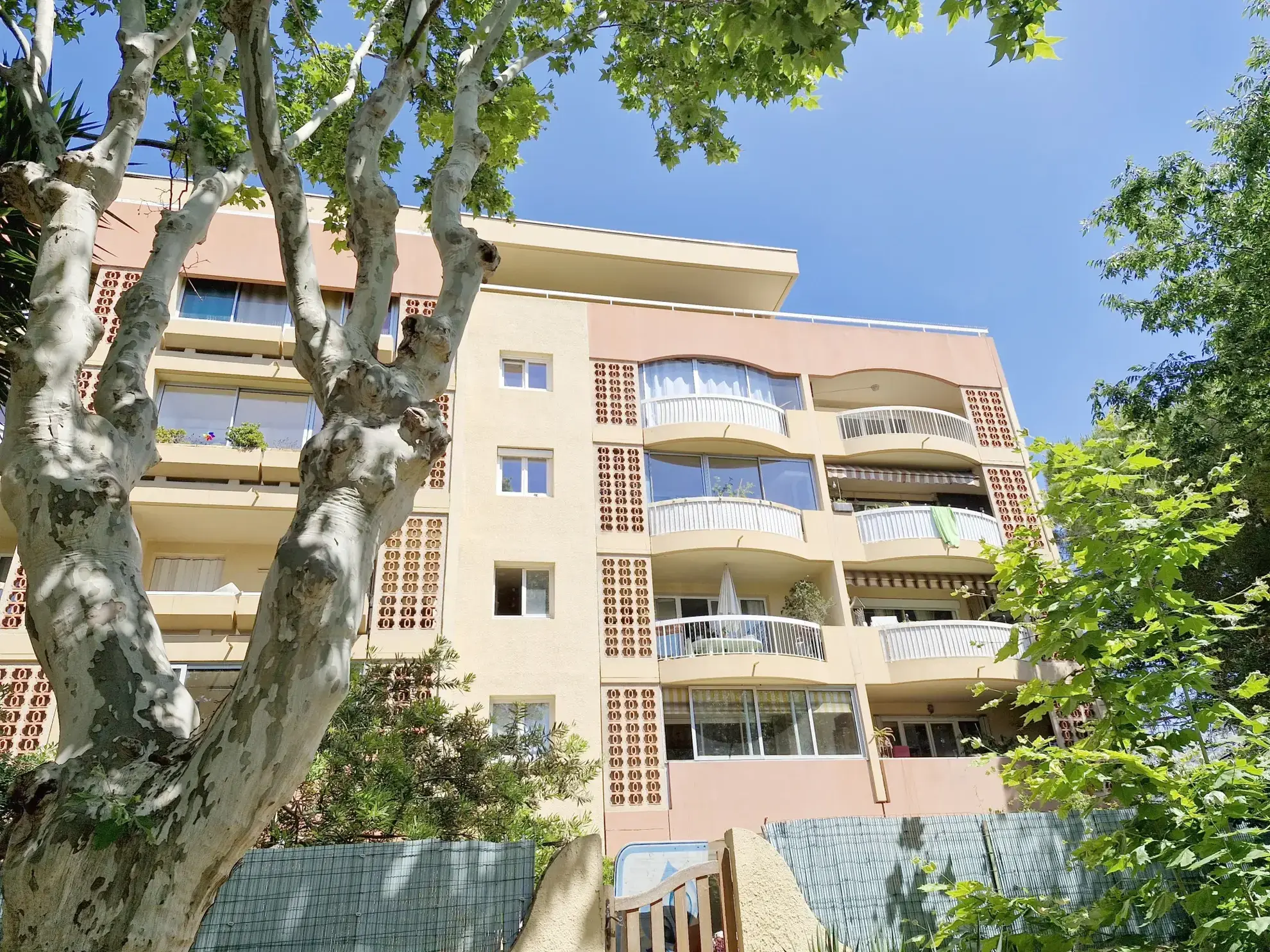 Appartement 4 pièces avec terrasse à Toulon Est - Vue dégagée et parking 