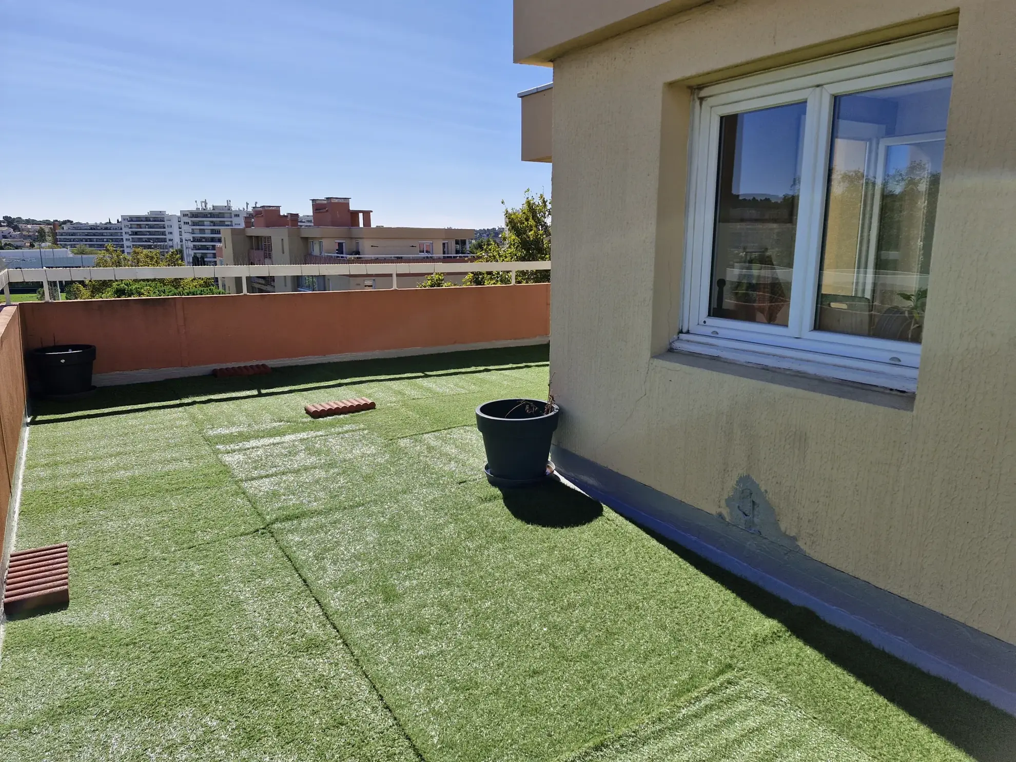 Appartement 4 pièces avec terrasse à Toulon Est - Vue dégagée et parking 
