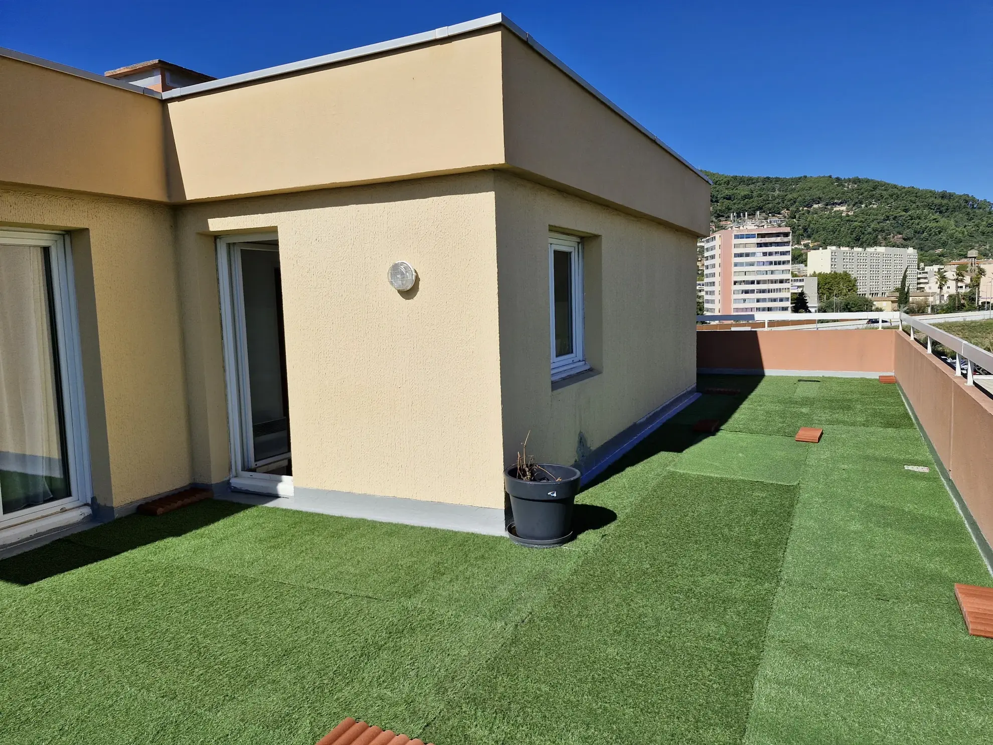 Appartement 4 pièces avec terrasse à Toulon Est - Vue dégagée et parking 