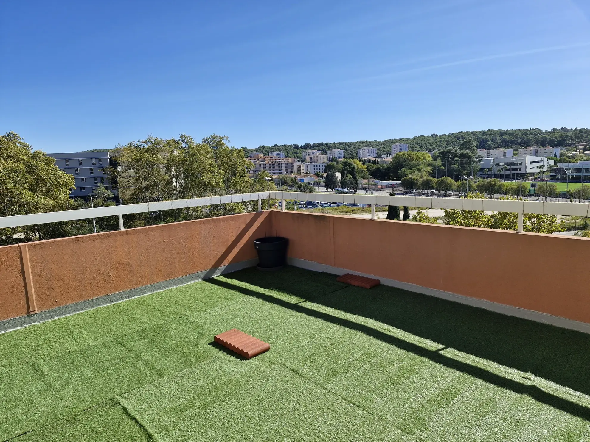 Appartement 4 pièces avec terrasse à Toulon Est - Vue dégagée et parking 