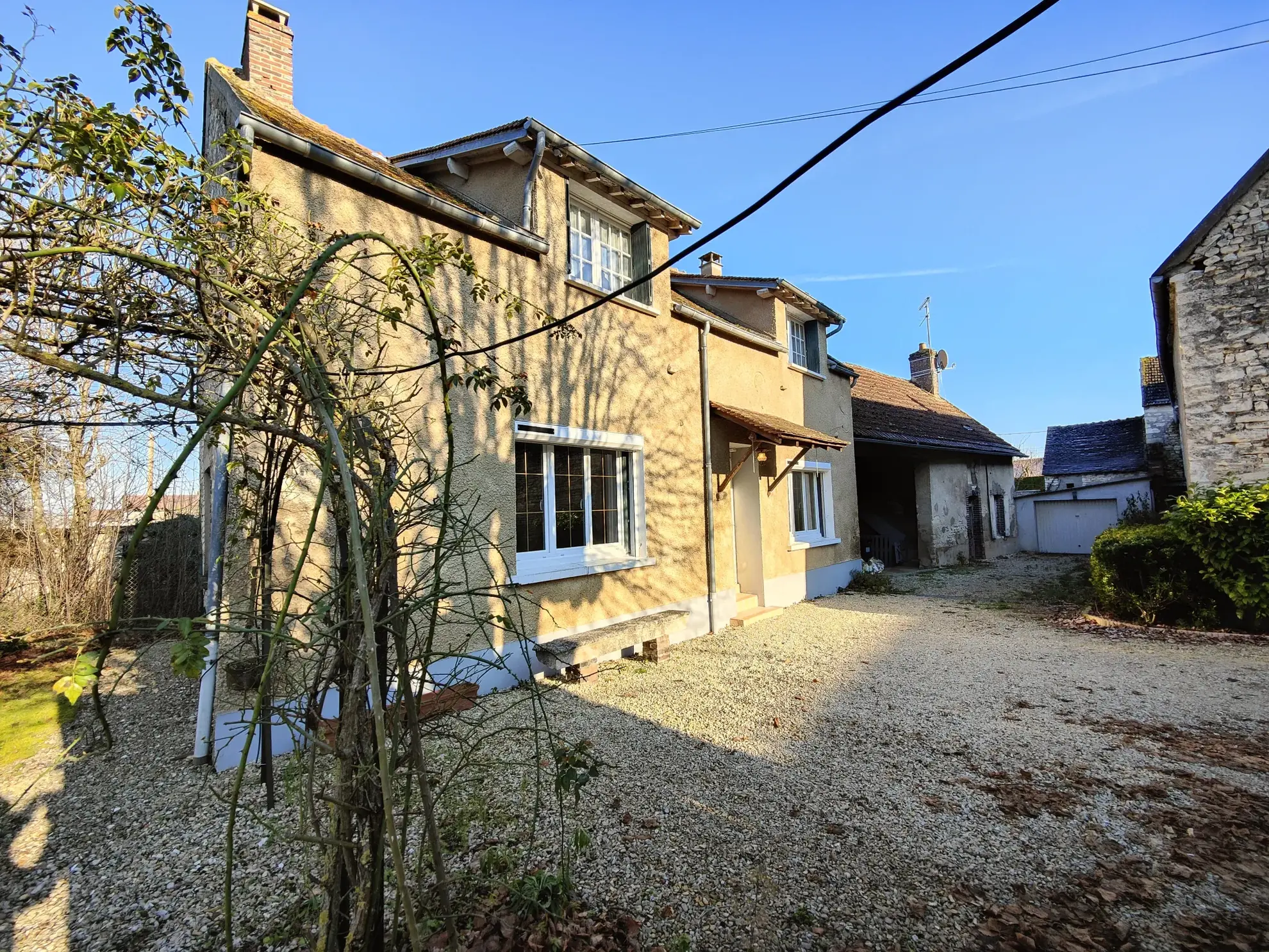 Belle maison familiale avec dépendances et grand jardin à Épineau-les-Voves 