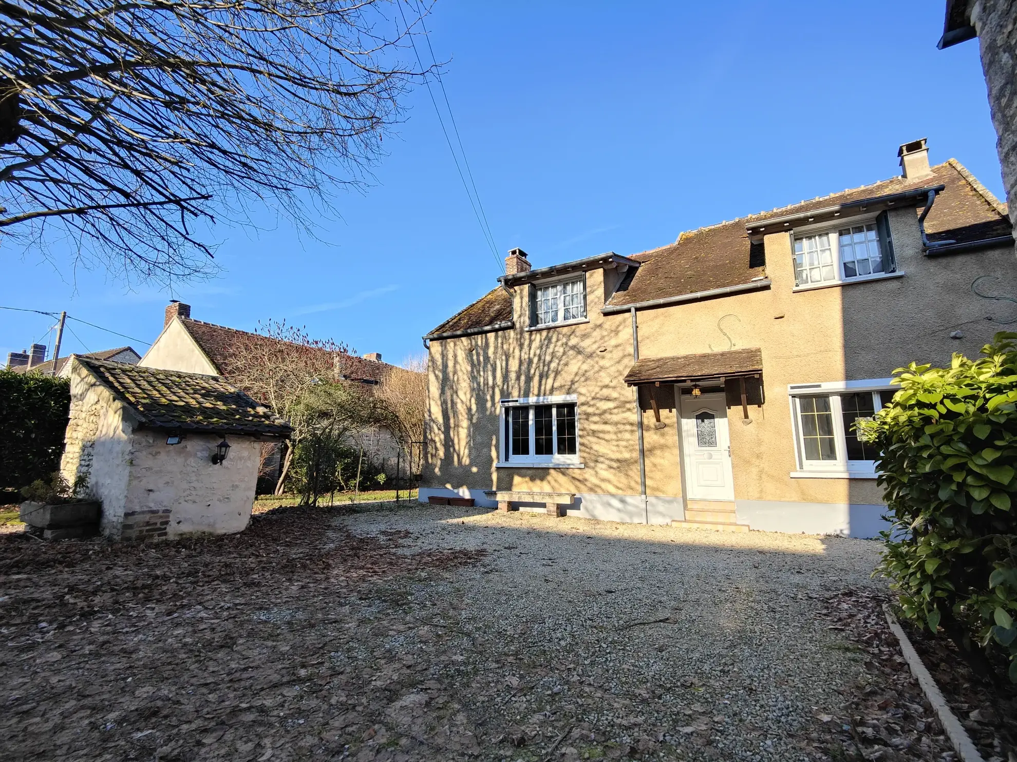 Belle maison familiale avec dépendances et grand jardin à Épineau-les-Voves 