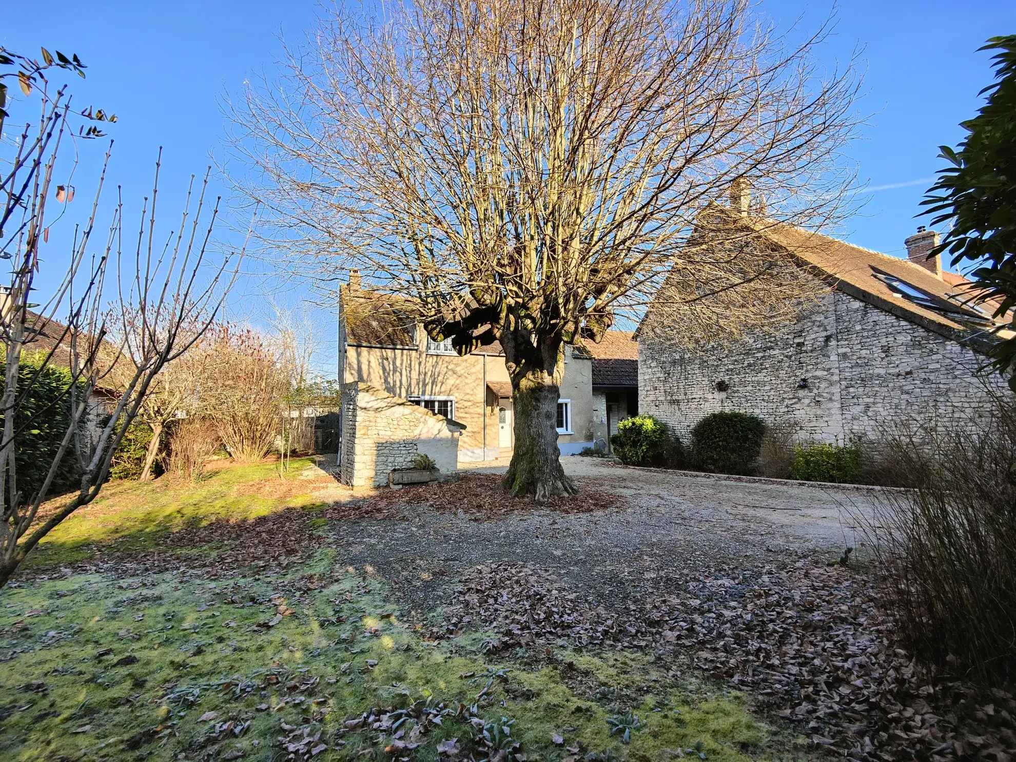 Belle maison familiale avec dépendances et grand jardin à Épineau-les-Voves 