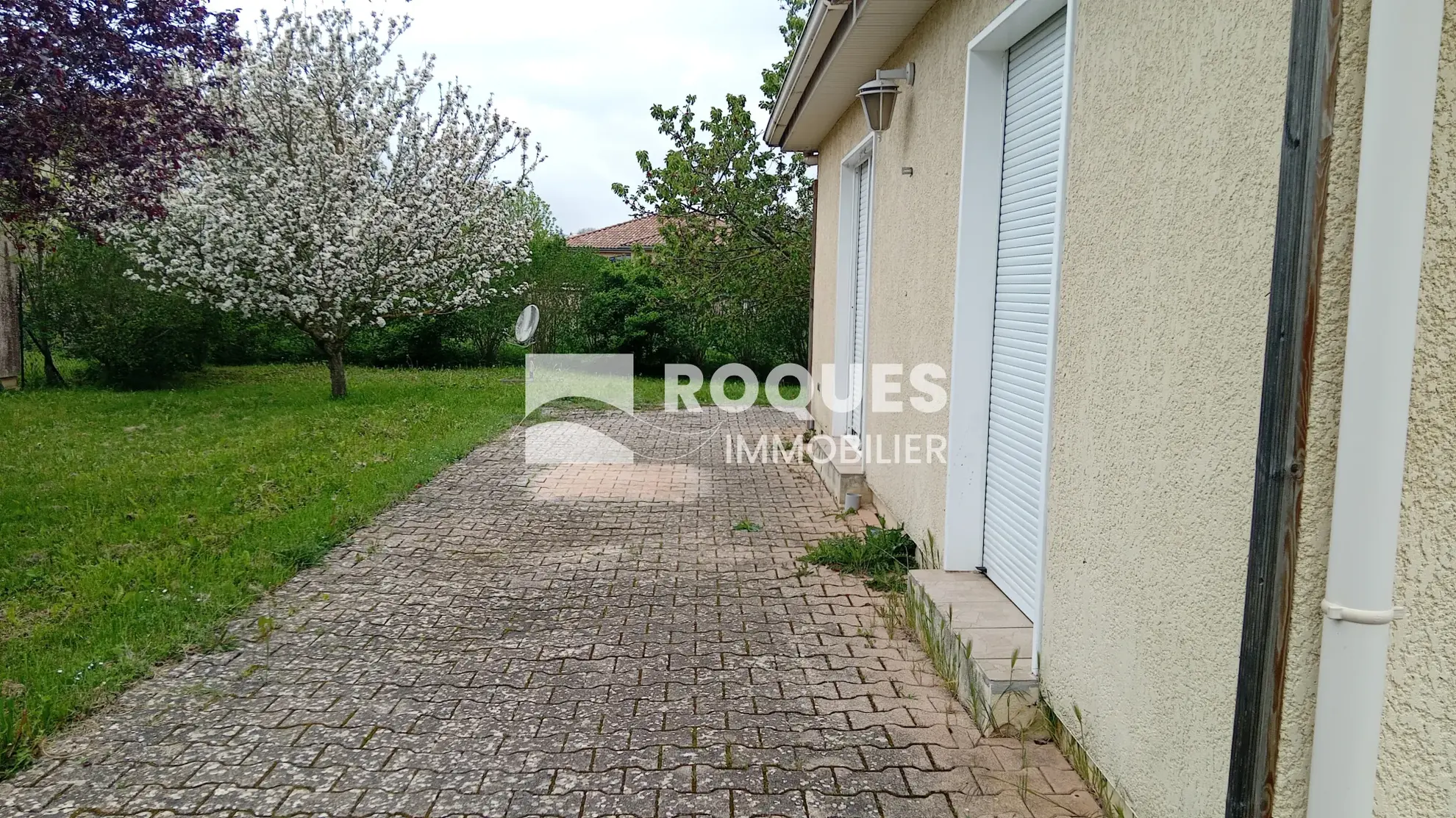 Maison de plain-pied à La Cavalerie avec grand garage et terrain spacieux 