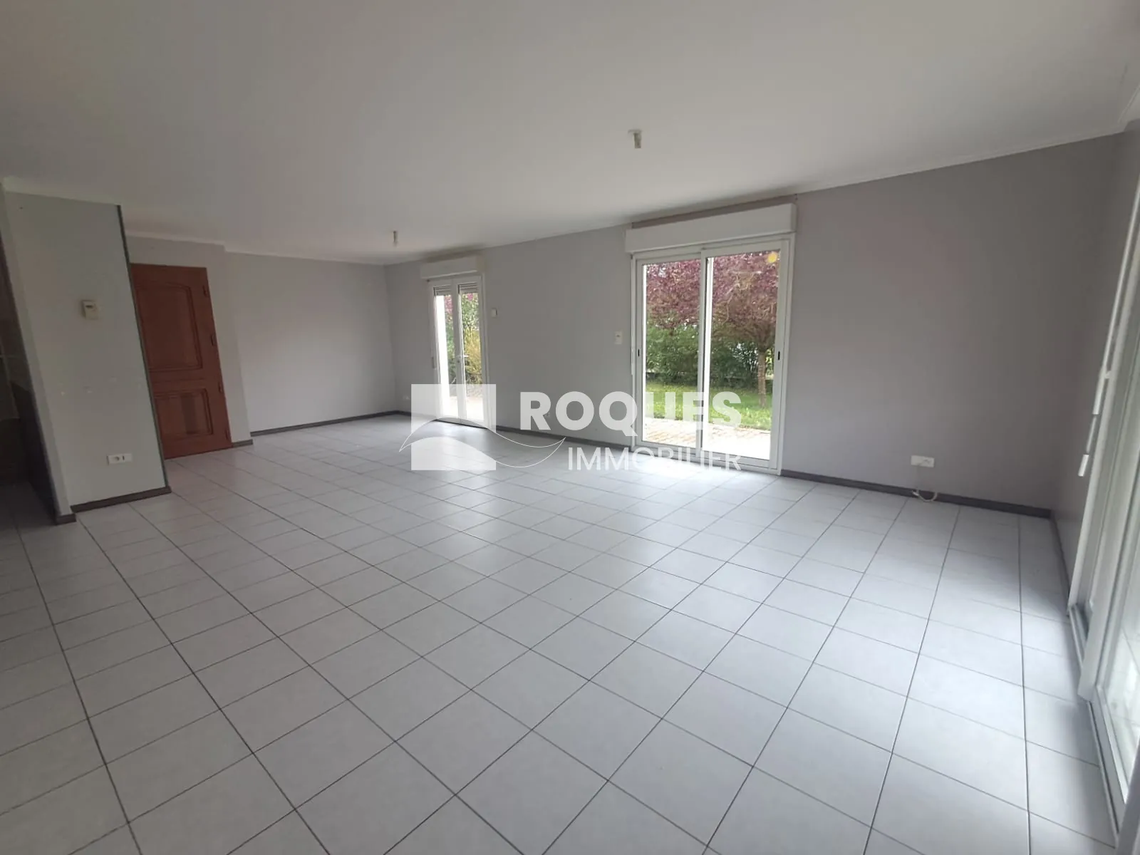 Maison de plain-pied à La Cavalerie avec grand garage et terrain spacieux 