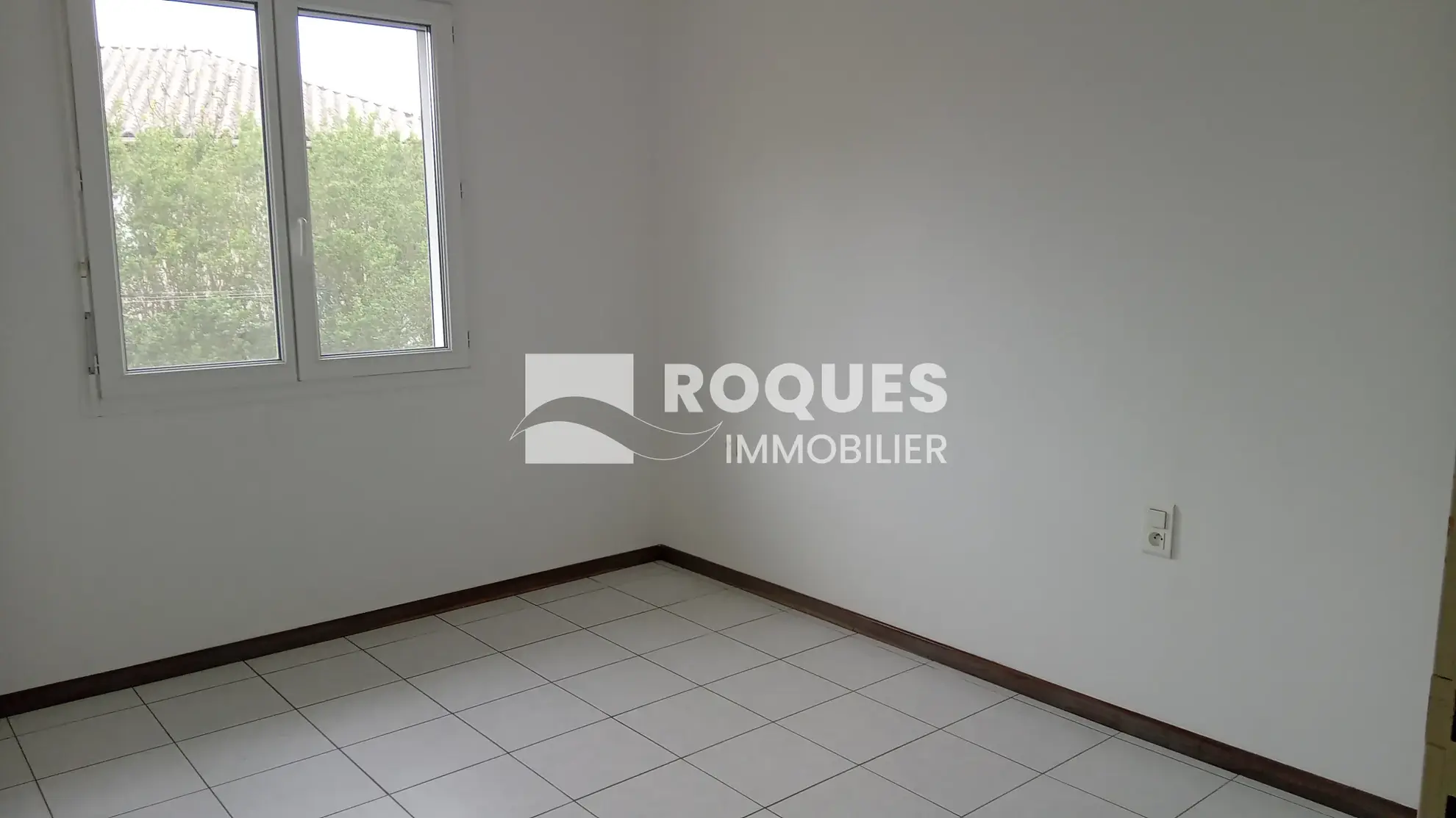 Maison de plain-pied à La Cavalerie avec grand garage et terrain spacieux 