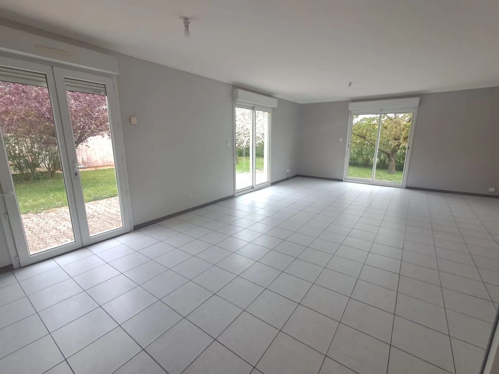 Maison de plain-pied à La Cavalerie avec 4 chambres et garage