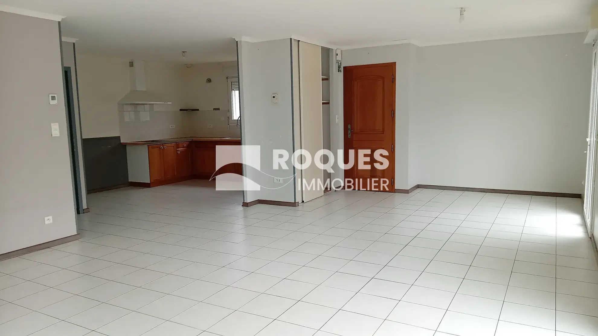 Maison de plain-pied à La Cavalerie avec grand garage et terrain spacieux 