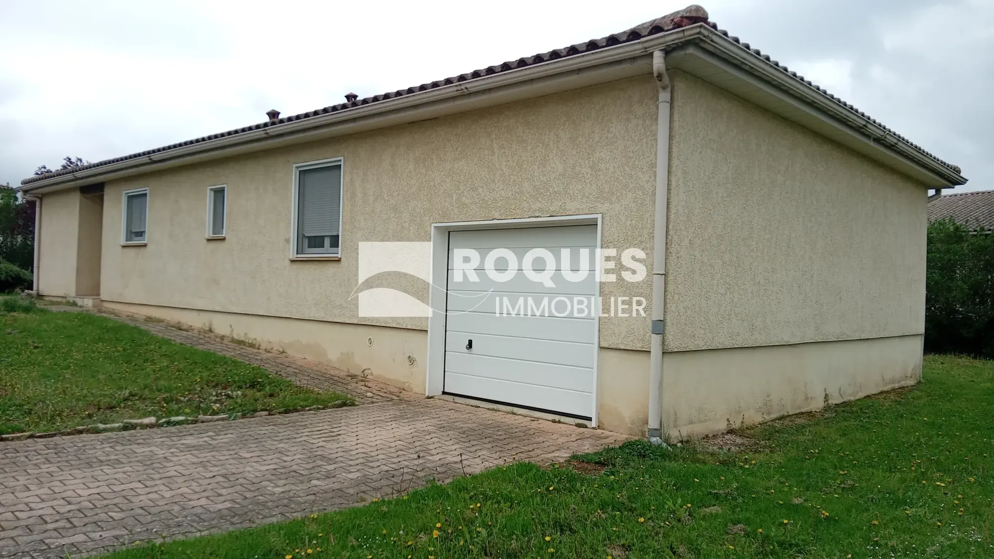 Maison de plain-pied à La Cavalerie avec grand garage et terrain spacieux 