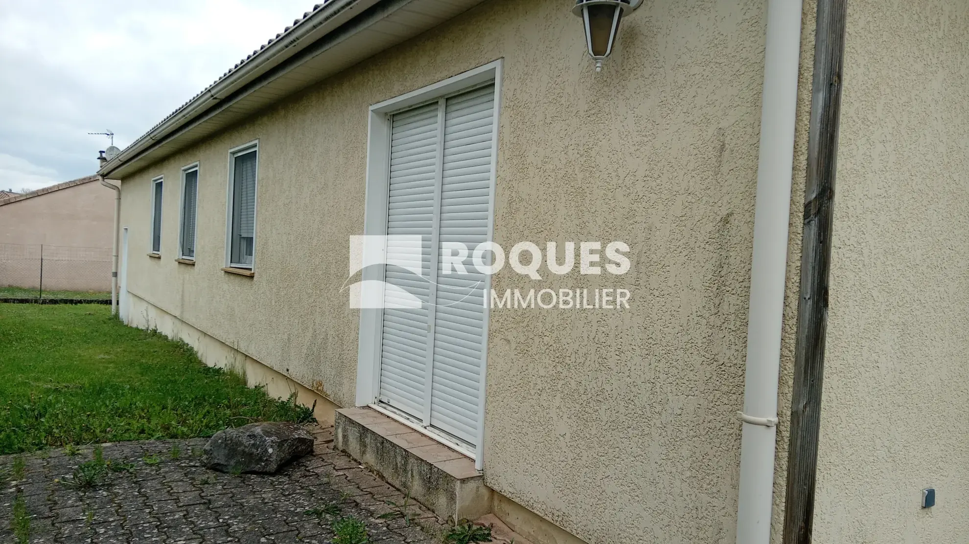 Maison de plain-pied à La Cavalerie avec grand garage et terrain spacieux 