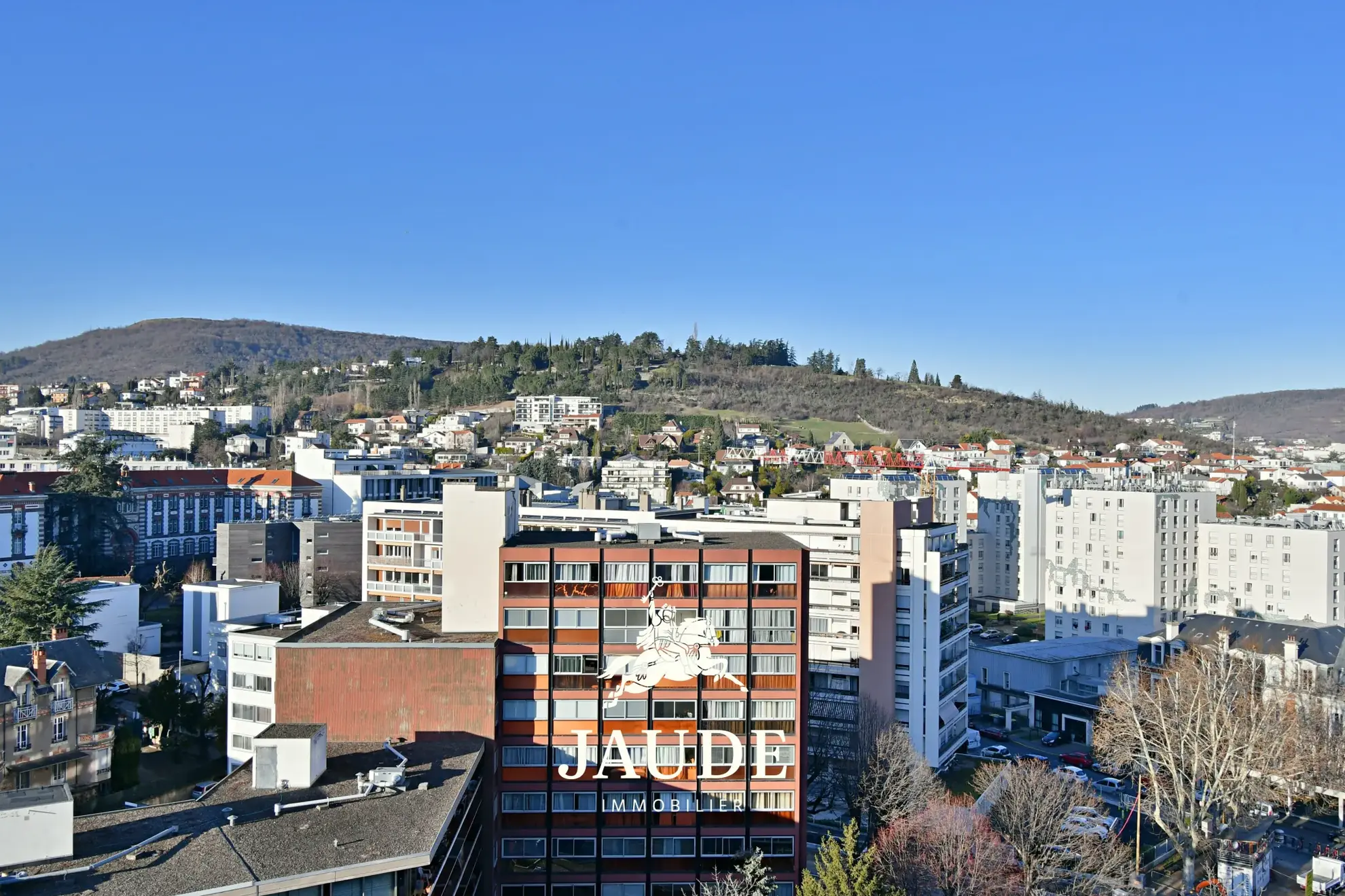 Appartement T3 rénové de 70m² avec parking à Clermont-Ferrand - Vue dégagée 