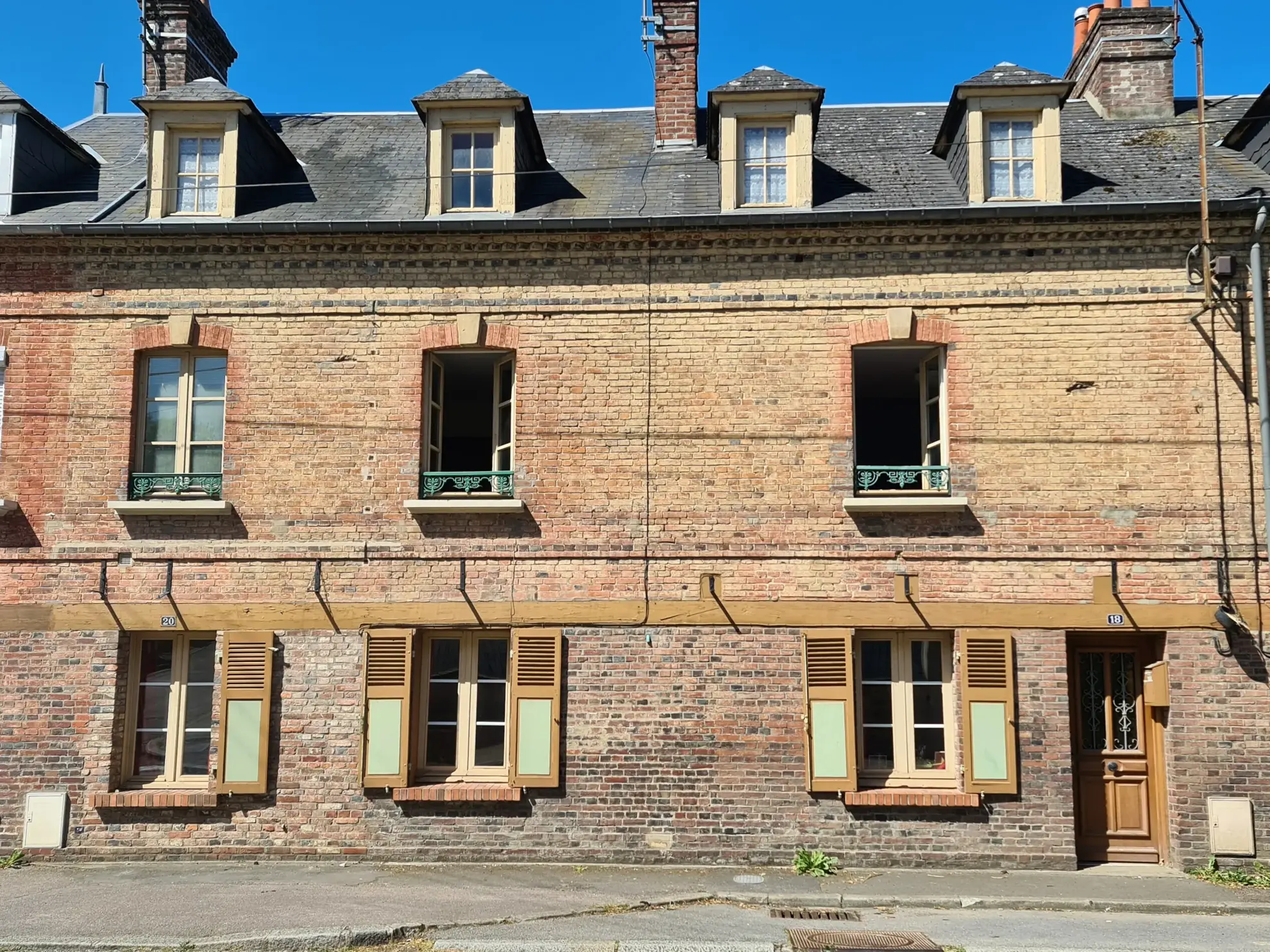 Charmante maison en briques avec terrasse et combles aménageables à Vimoutiers