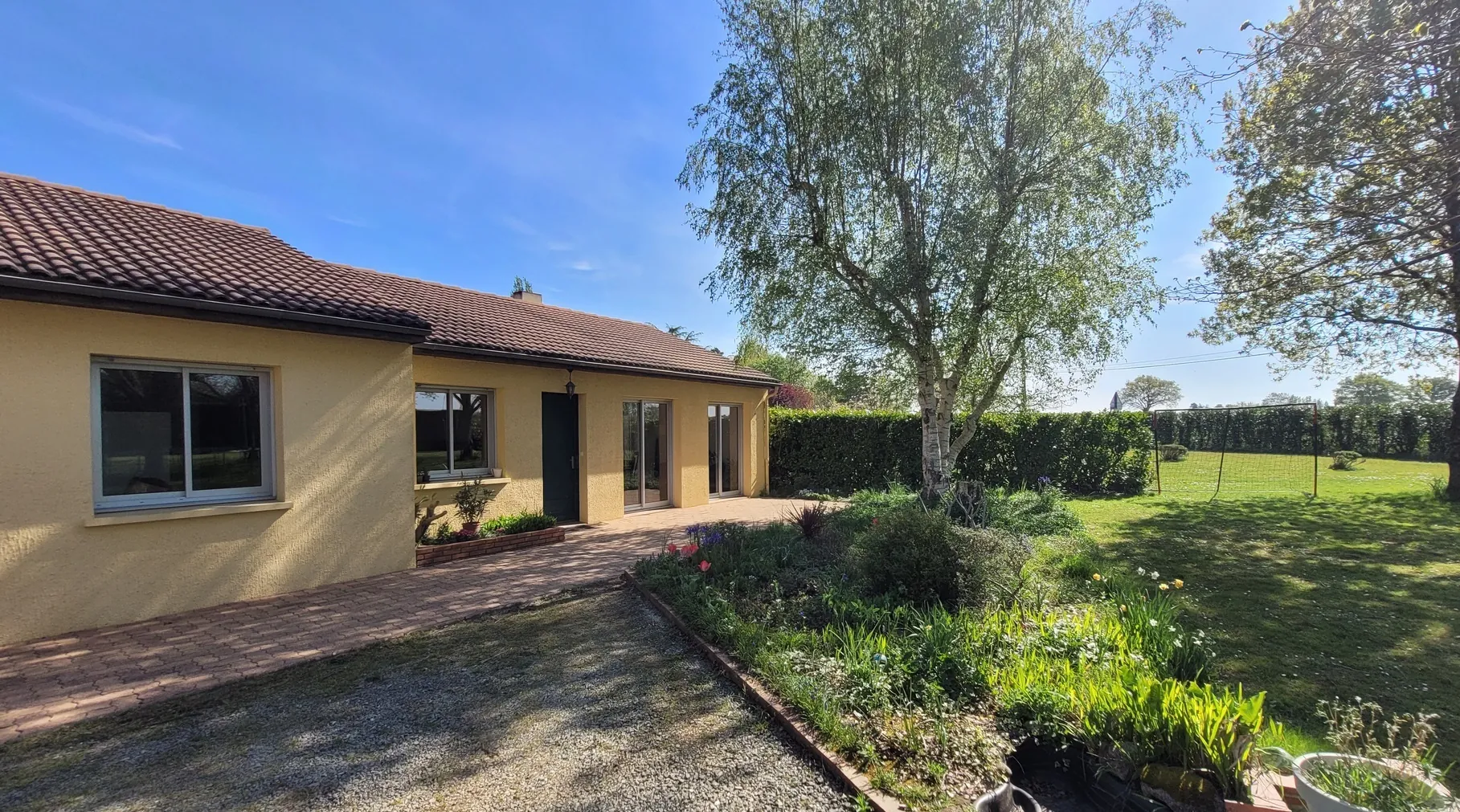 Maison 5 chambres de plain-pied à Chemillé avec grand jardin et garage
