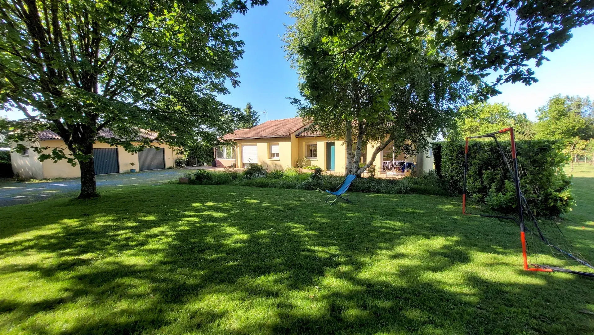 Maison 5 chambres de plain-pied à Chemillé avec grand jardin et garage 