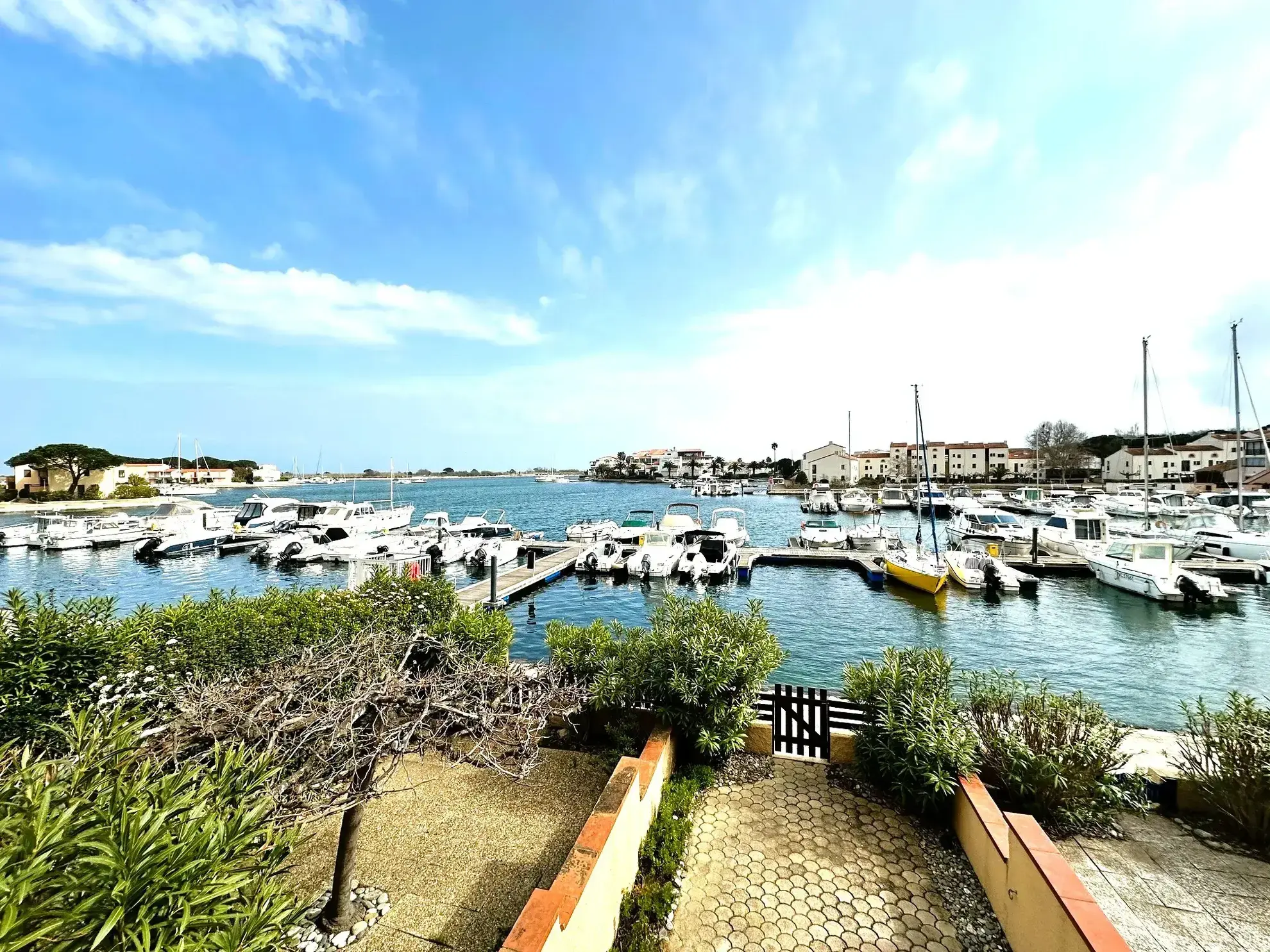 Studio à vendre à Saint-Cyprien-Plage avec vue sur la marina et accès direct aux pontons