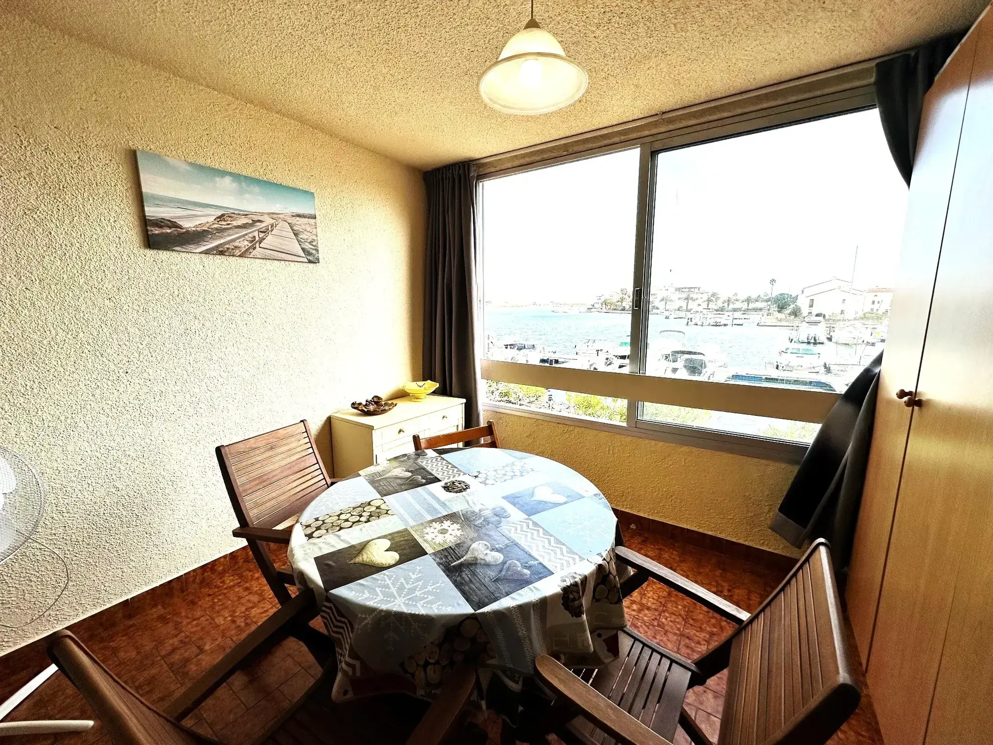 Studio à vendre à Saint-Cyprien-Plage avec vue sur la marina et accès direct aux pontons 