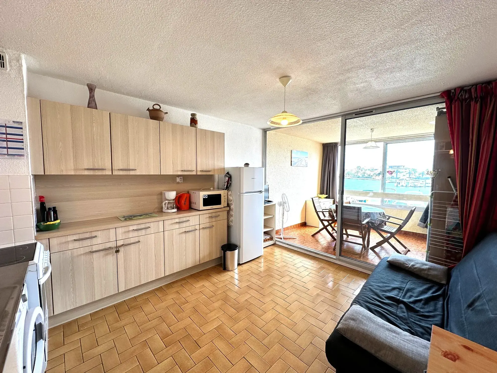 Studio à vendre à Saint-Cyprien-Plage avec vue sur la marina et accès direct aux pontons 