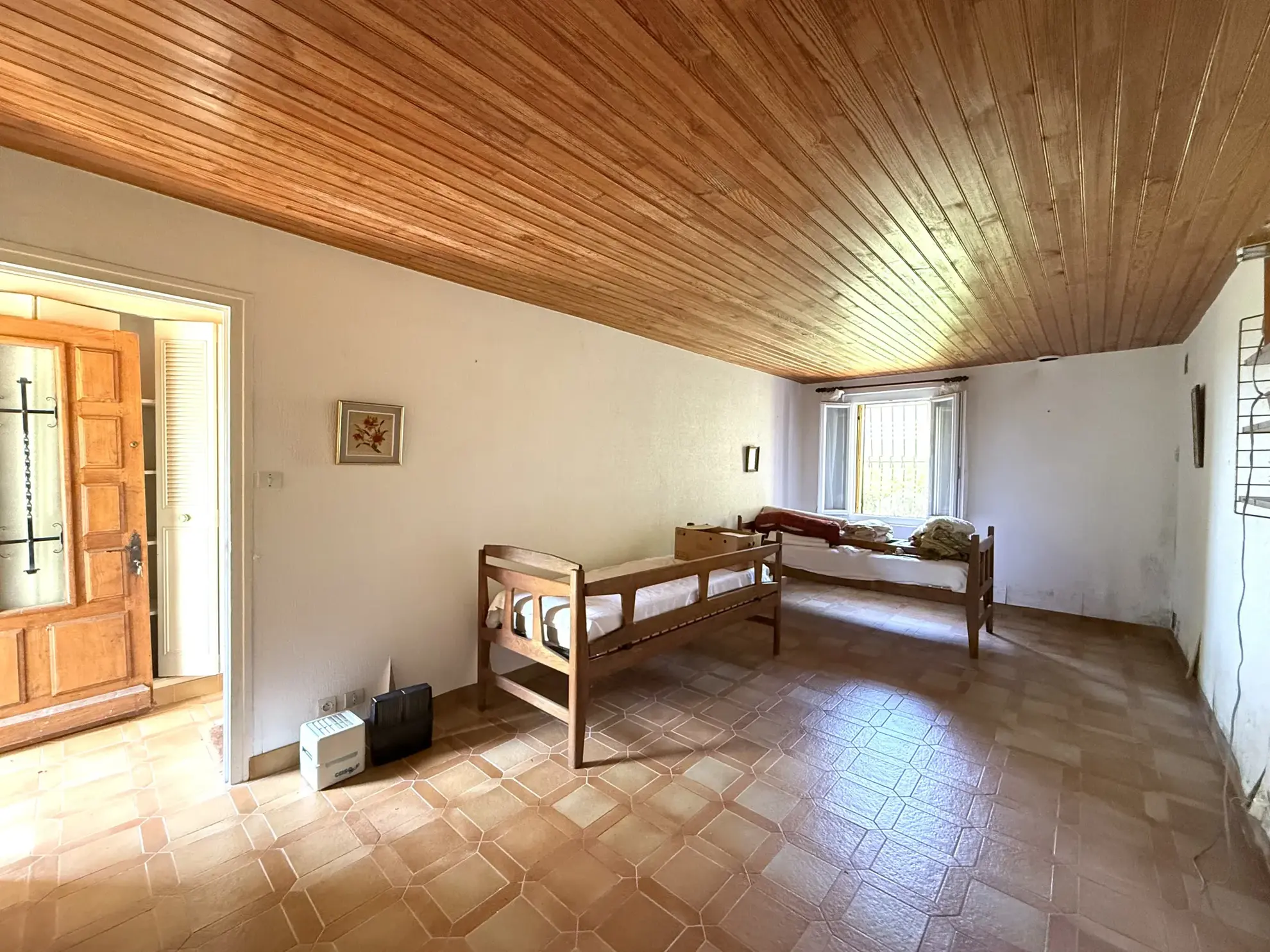 Maison lumineuse orientée plein sud avec terrasse et terrain arboré à Montferrer 