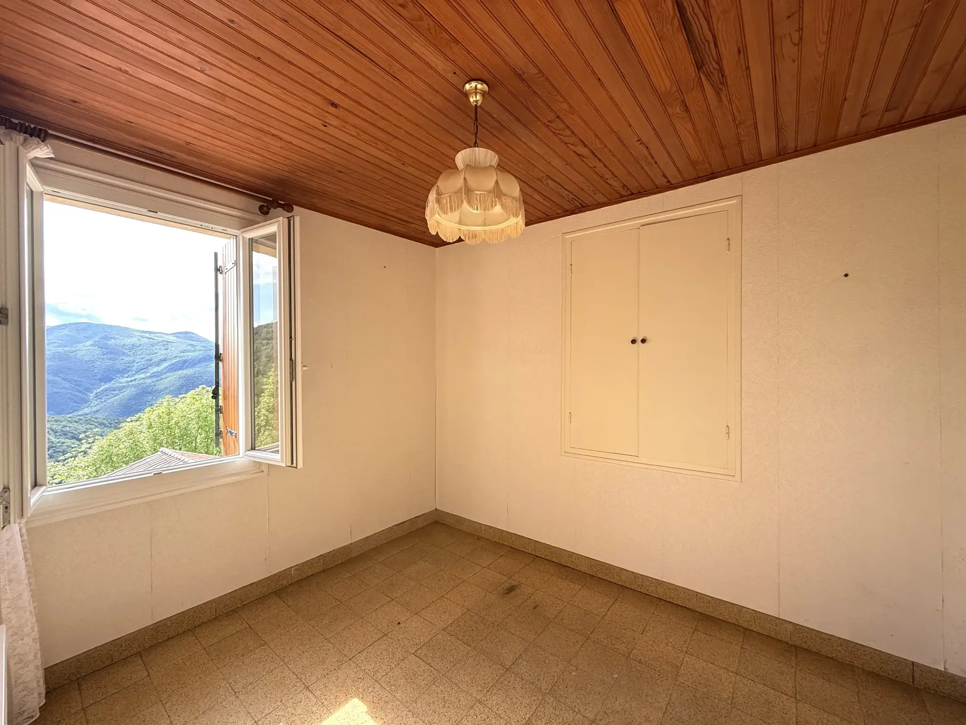 Maison lumineuse orientée plein sud avec terrasse et terrain arboré à Montferrer 
