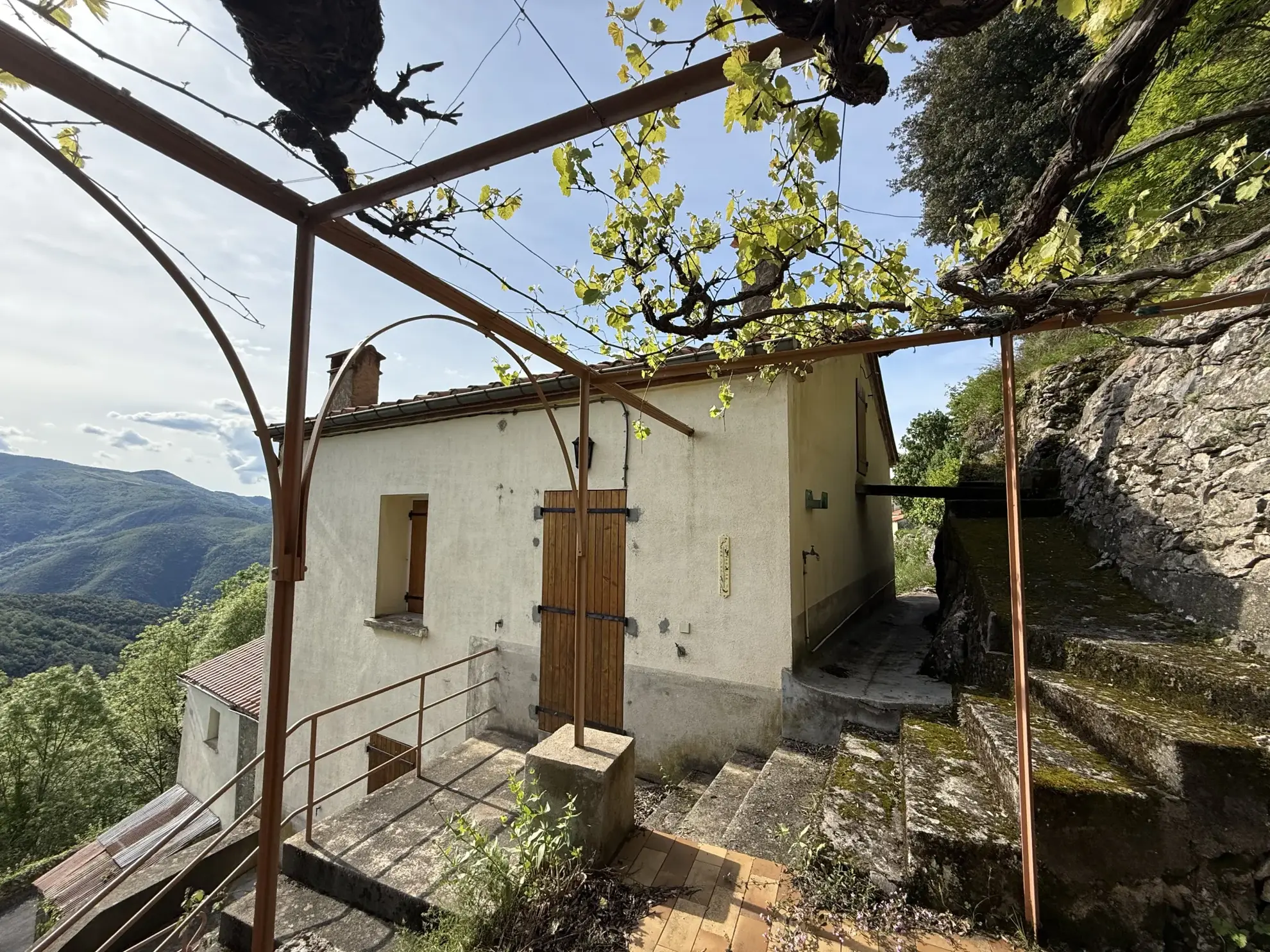 Maison lumineuse orientée plein sud avec terrasse et terrain arboré à Montferrer 
