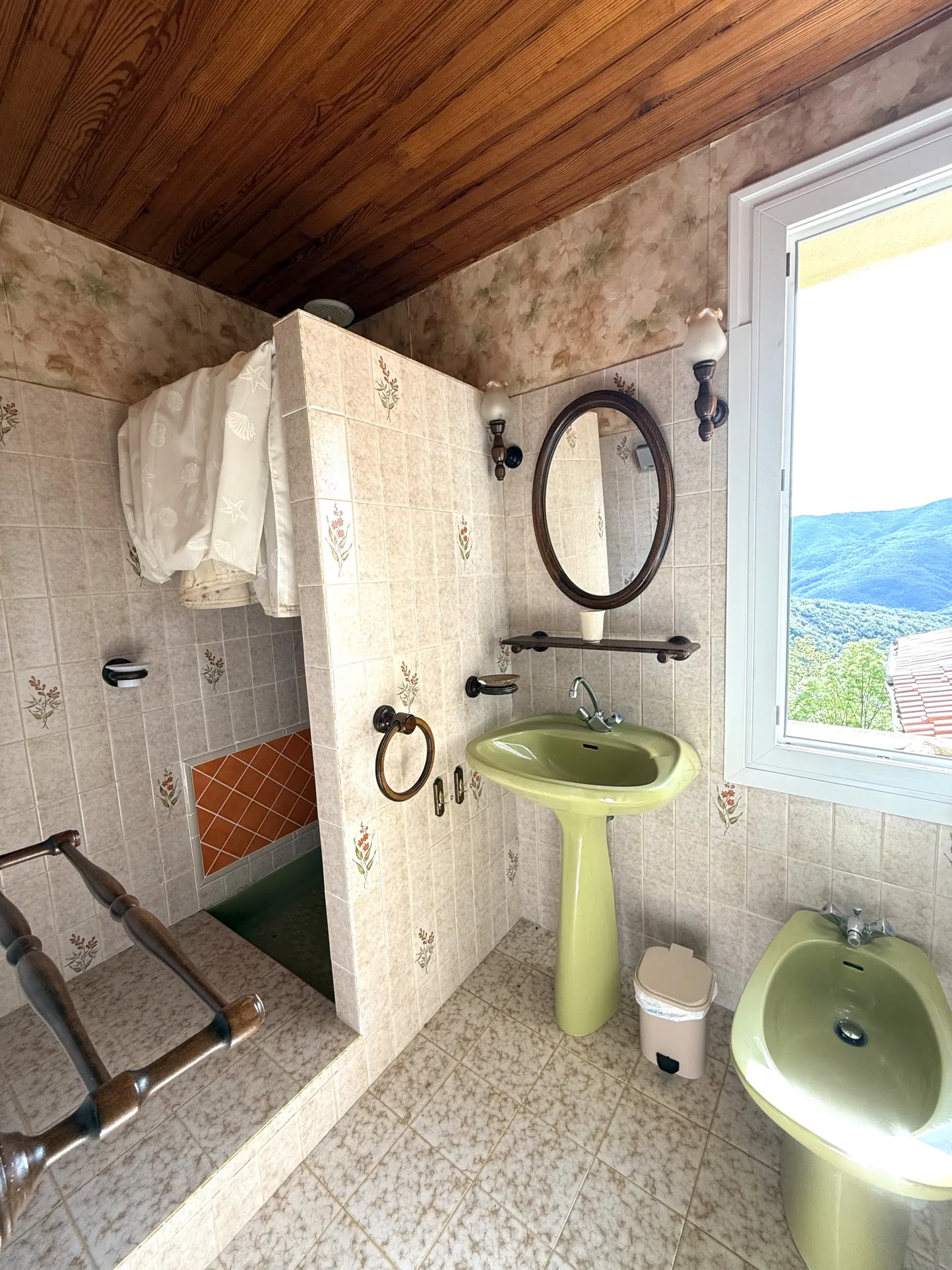 Maison lumineuse orientée plein sud avec terrasse et terrain arboré à Montferrer 