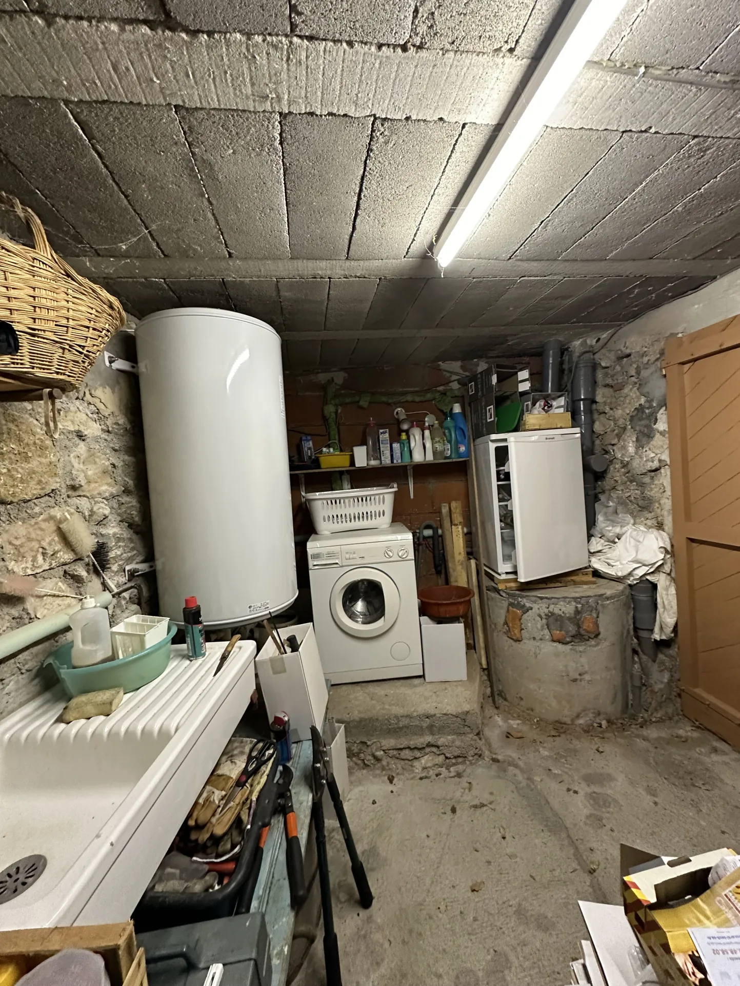 Maison lumineuse orientée plein sud avec terrasse et terrain arboré à Montferrer 