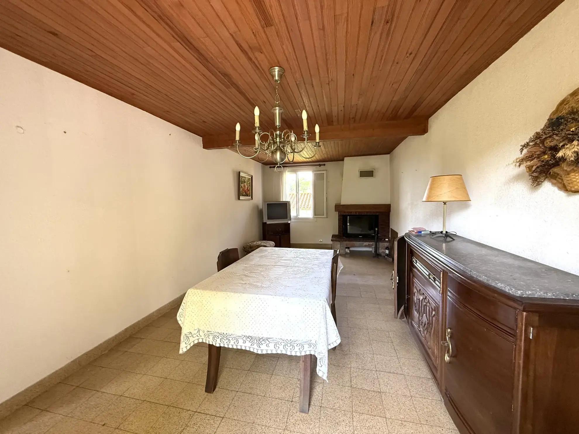 Maison lumineuse orientée plein sud avec terrasse et terrain arboré à Montferrer 