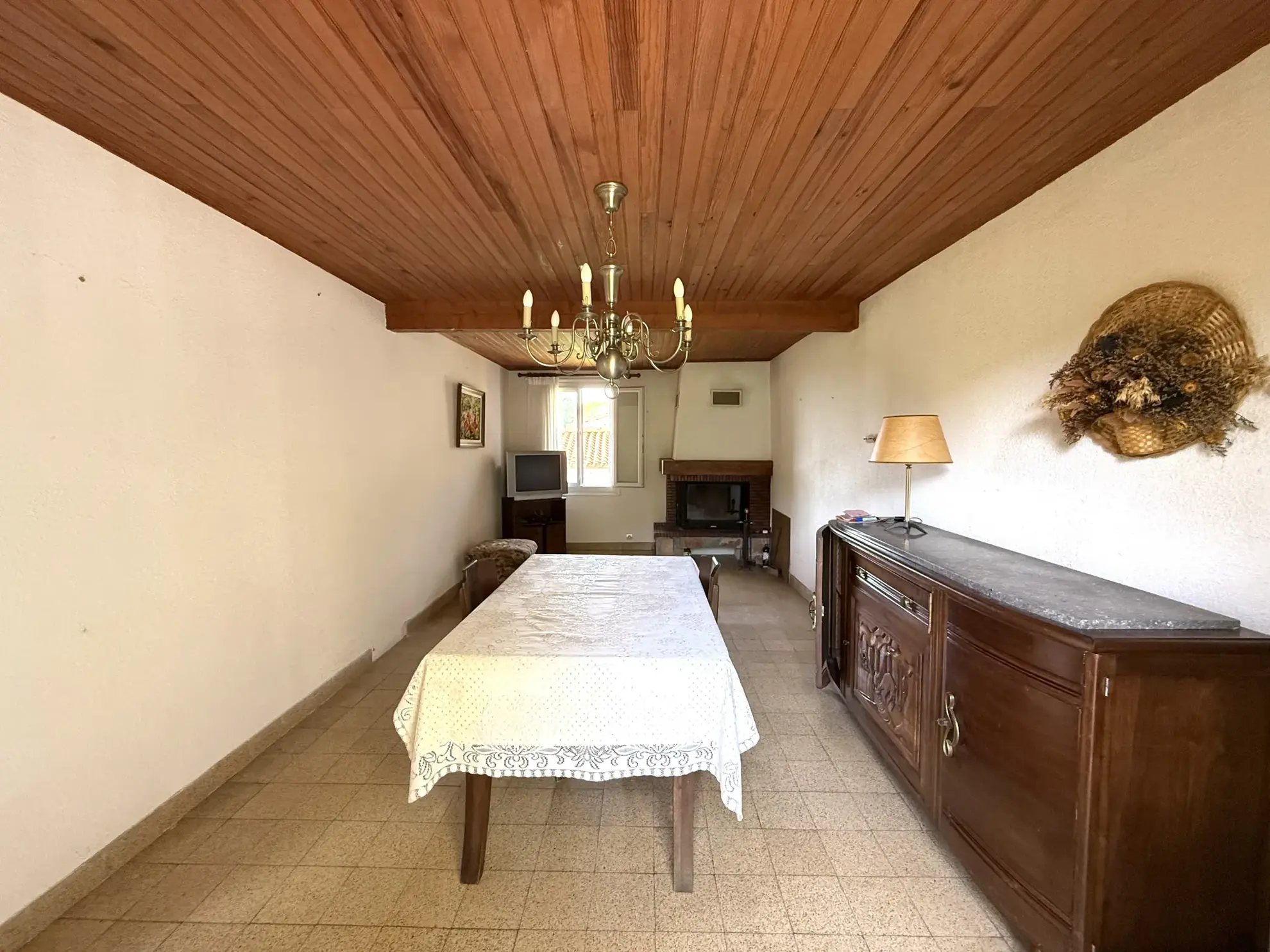 Maison lumineuse orientée plein sud avec terrasse et terrain arboré à Montferrer 