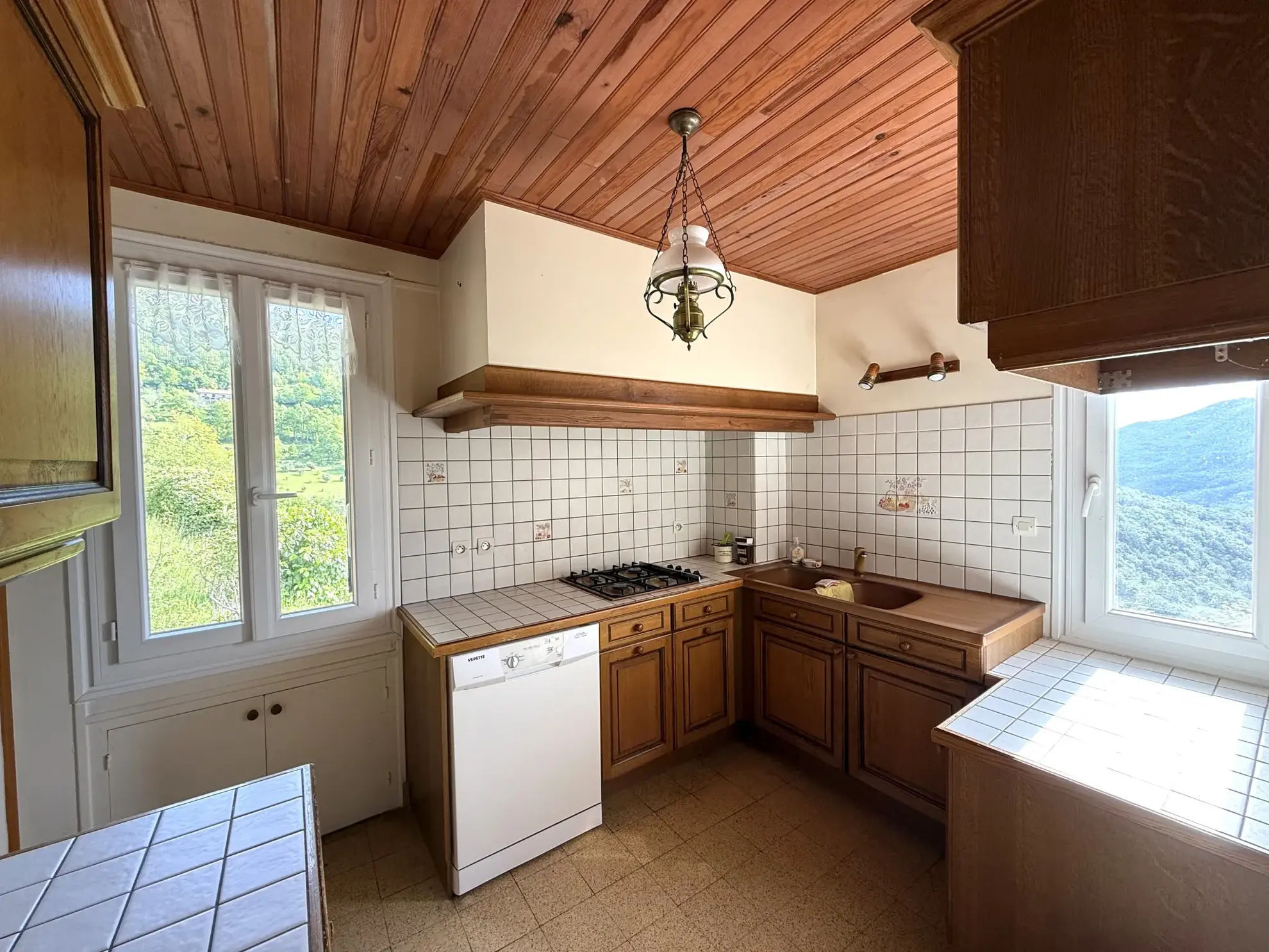 Maison lumineuse orientée plein sud avec terrasse et terrain arboré à Montferrer 