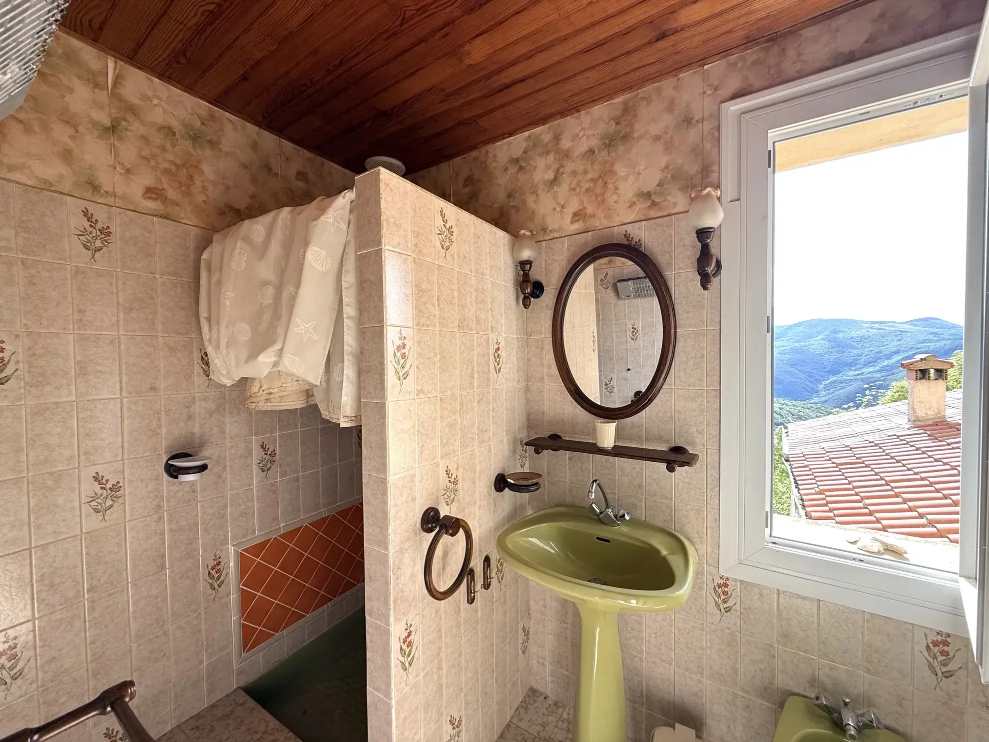 Maison lumineuse orientée plein sud avec terrasse et terrain arboré à Montferrer 