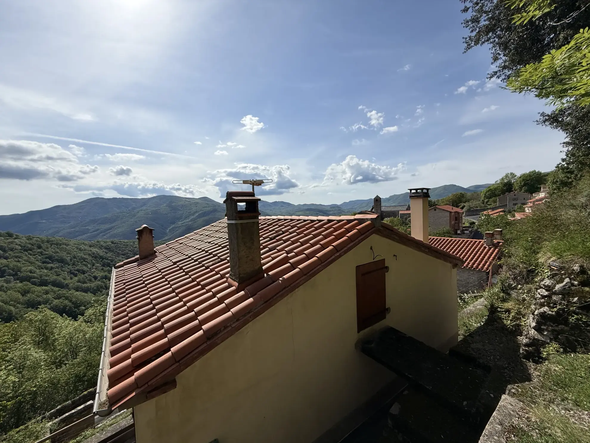Maison lumineuse orientée plein sud avec terrasse et terrain arboré à Montferrer 