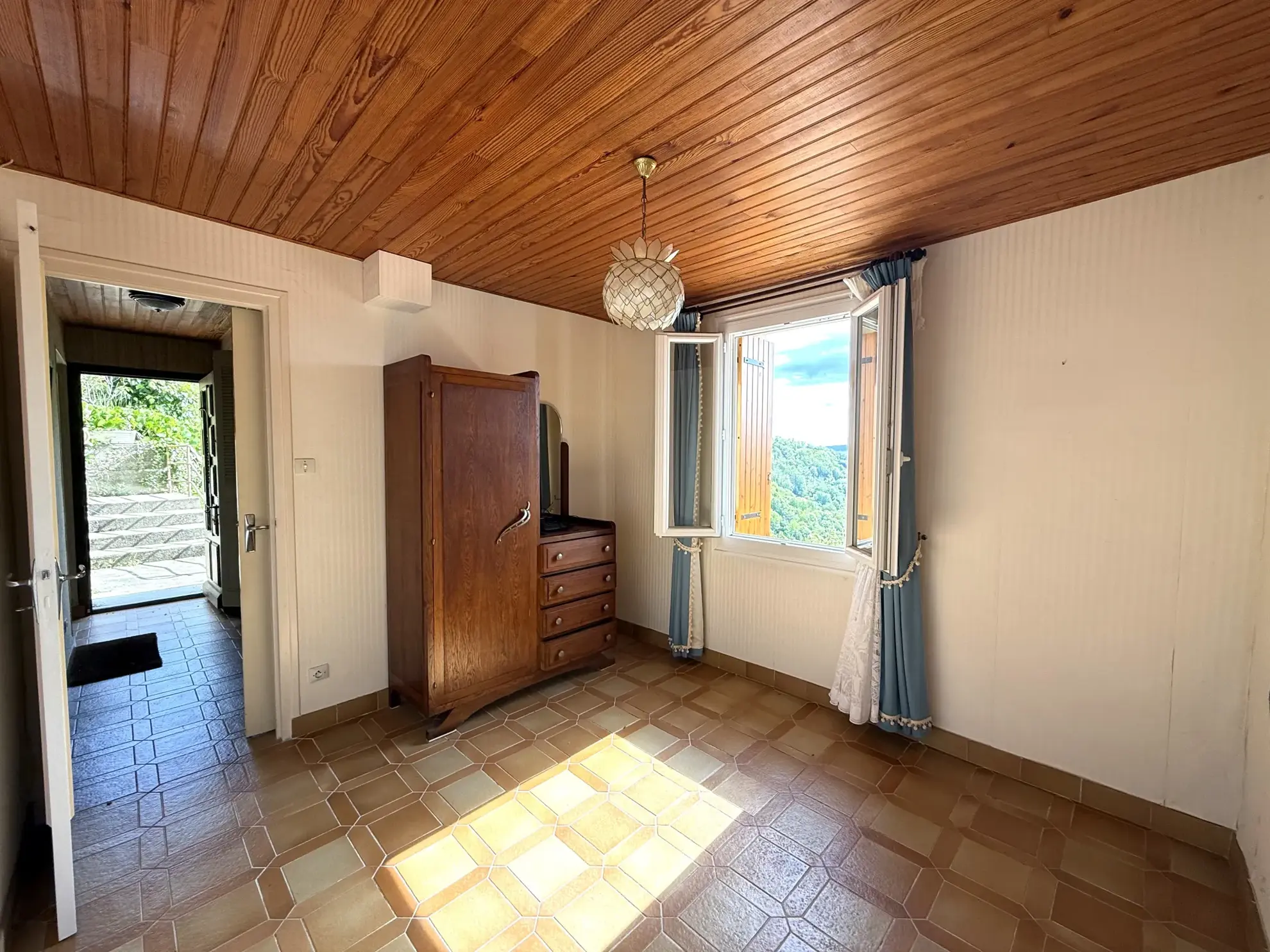 Maison lumineuse orientée plein sud avec terrasse et terrain arboré à Montferrer 