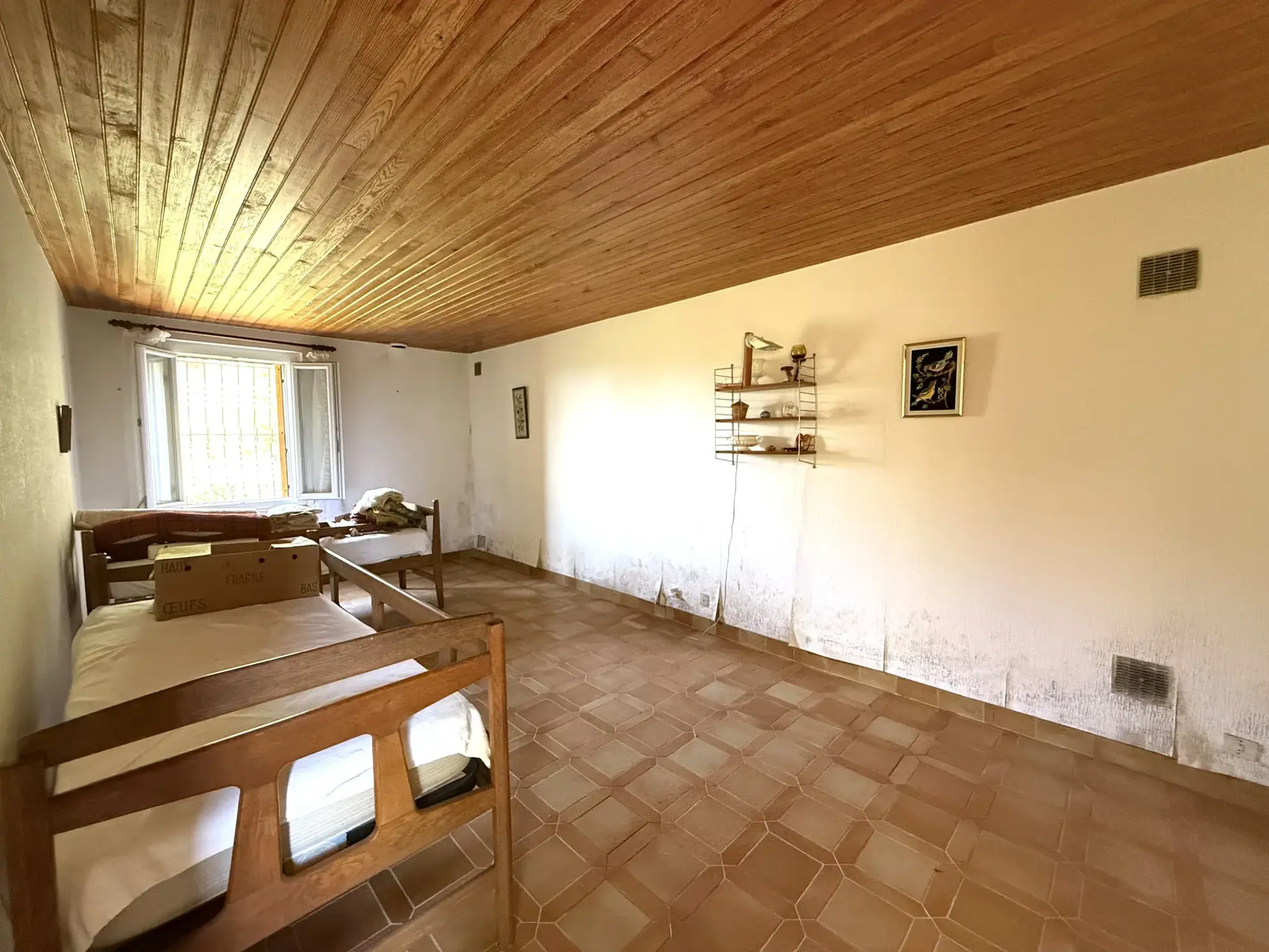 Maison lumineuse orientée plein sud avec terrasse et terrain arboré à Montferrer 