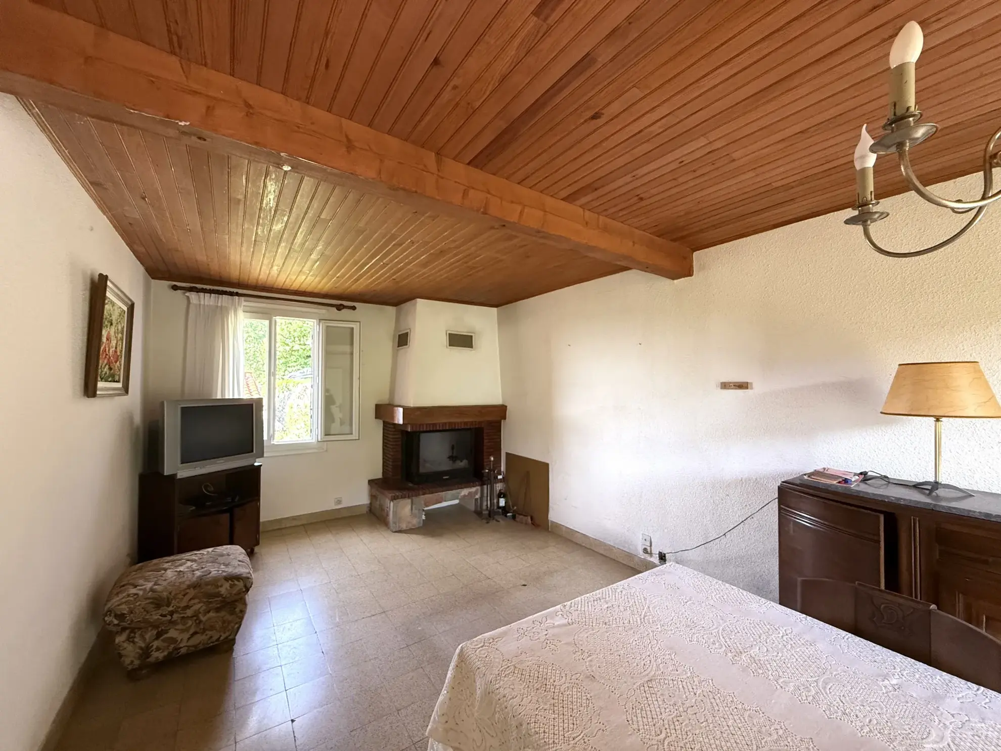 Maison lumineuse orientée plein sud avec terrasse et terrain arboré à Montferrer 