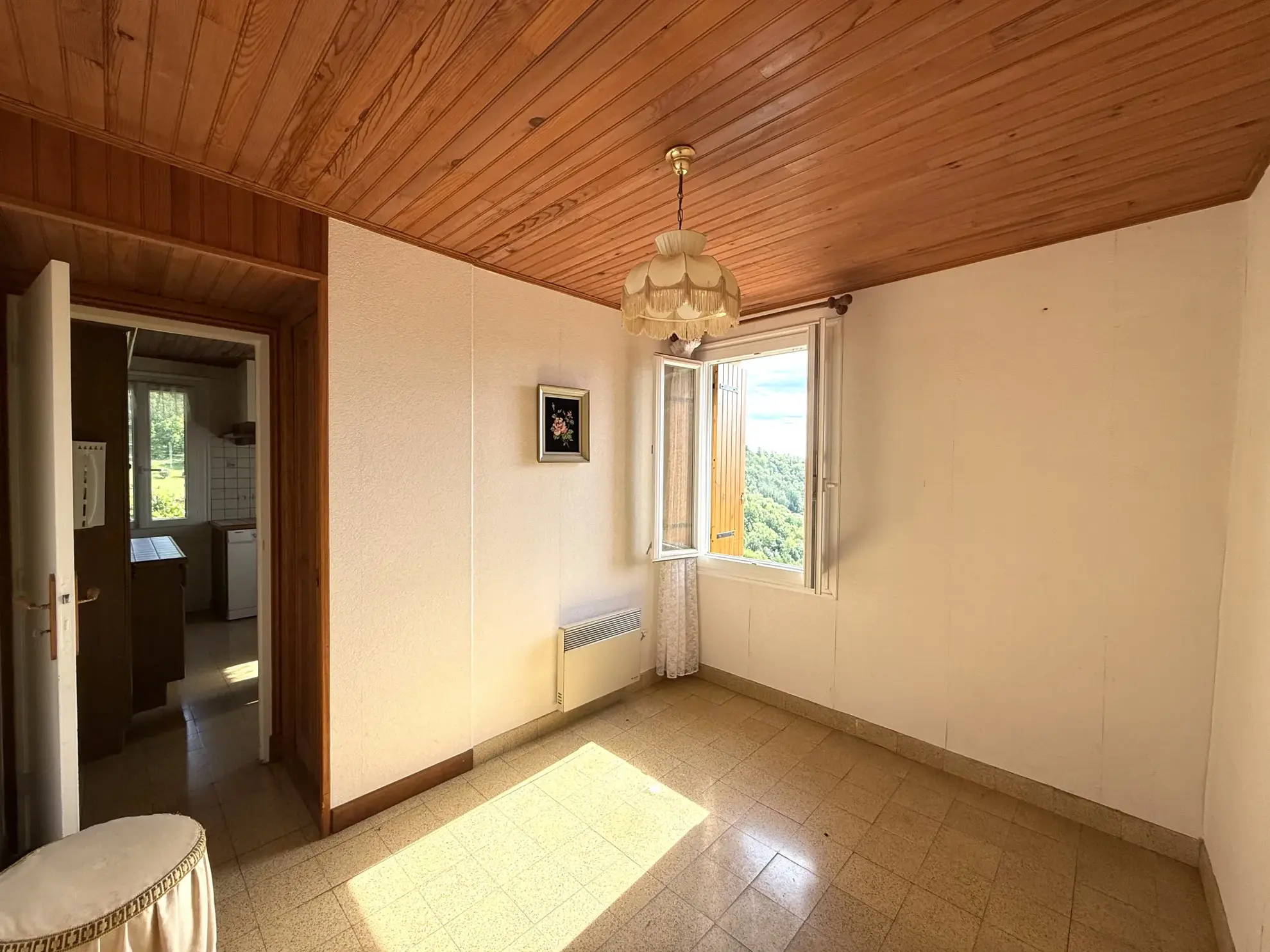 Maison lumineuse orientée plein sud avec terrasse et terrain arboré à Montferrer 
