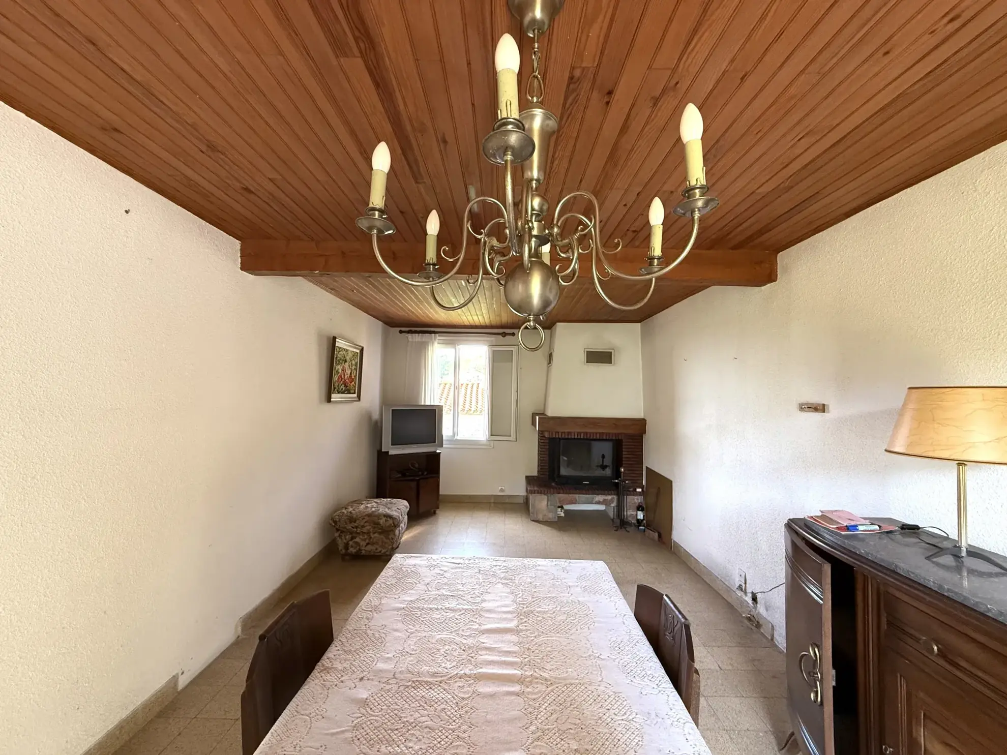 Maison lumineuse orientée plein sud avec terrasse et terrain arboré à Montferrer 