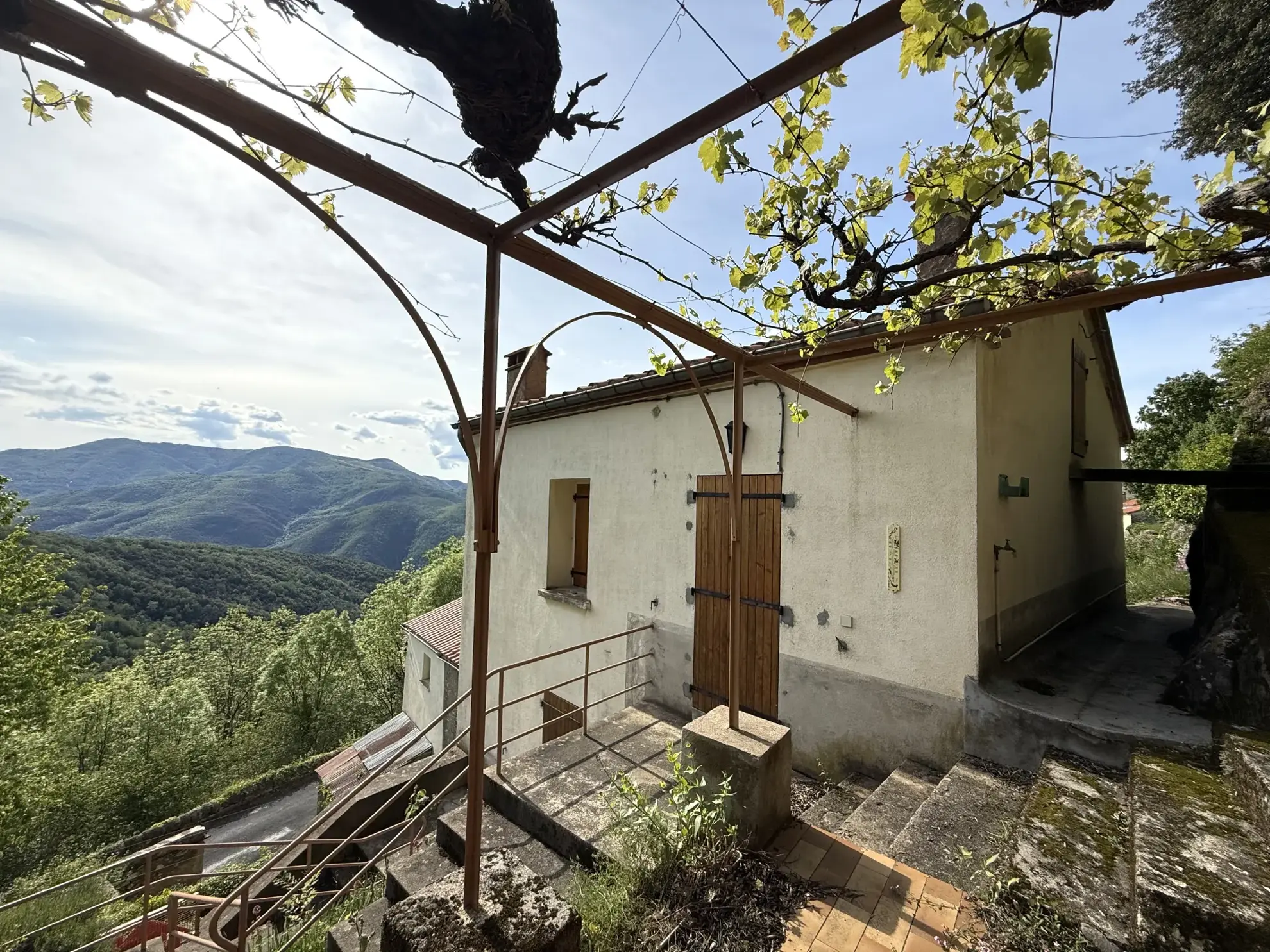 Maison lumineuse orientée plein sud avec terrasse et terrain arboré à Montferrer