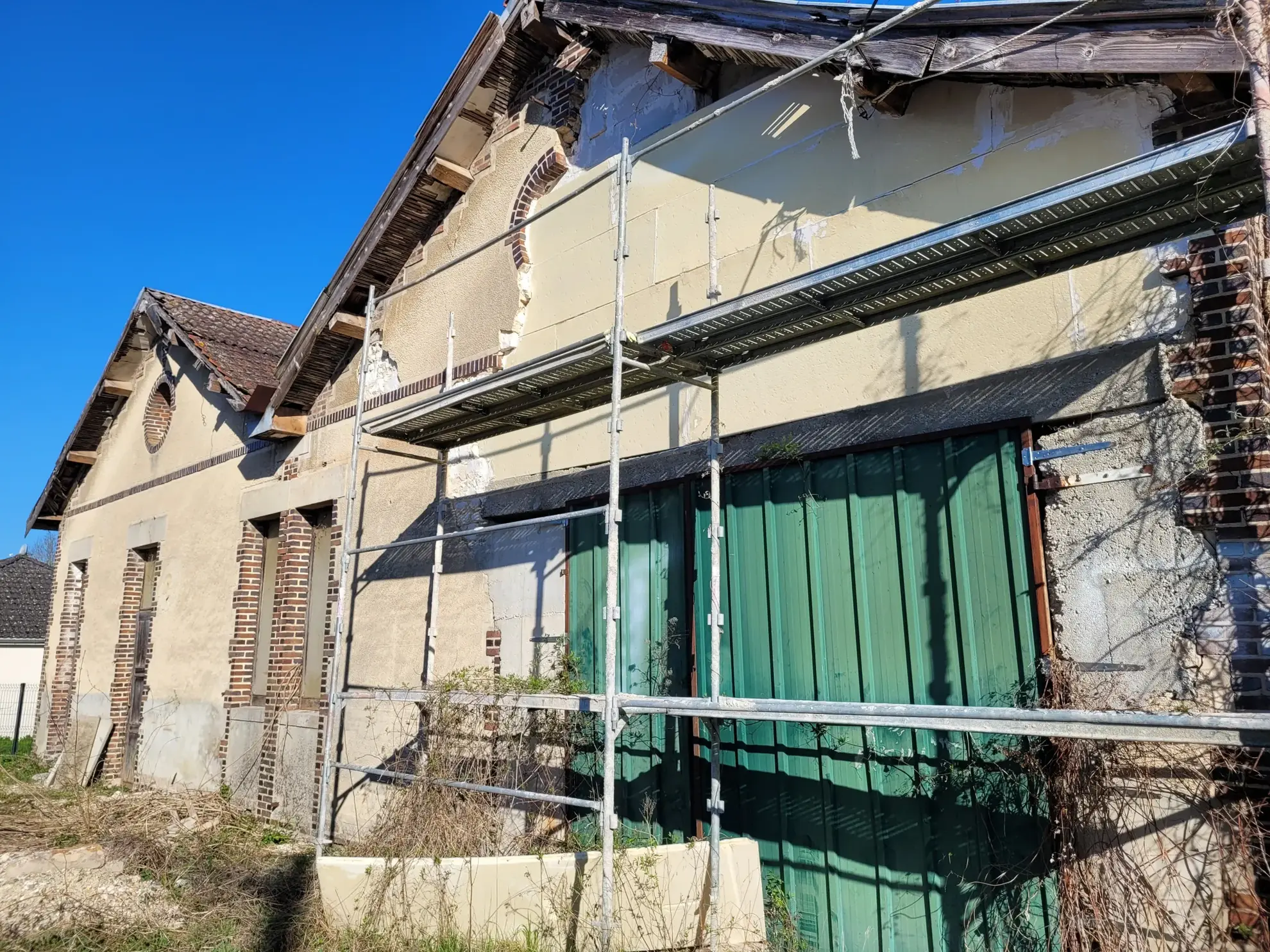 Grand bâtiment ancien de 600 m² à rénover à Neuville-sur-Vanne 