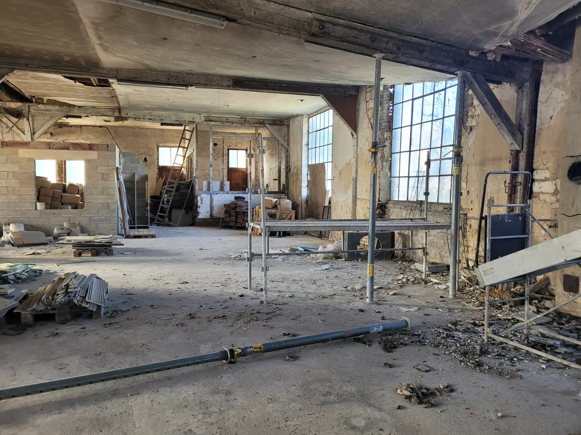 Grand bâtiment ancien de 600 m² à rénover à Neuville-sur-Vanne 