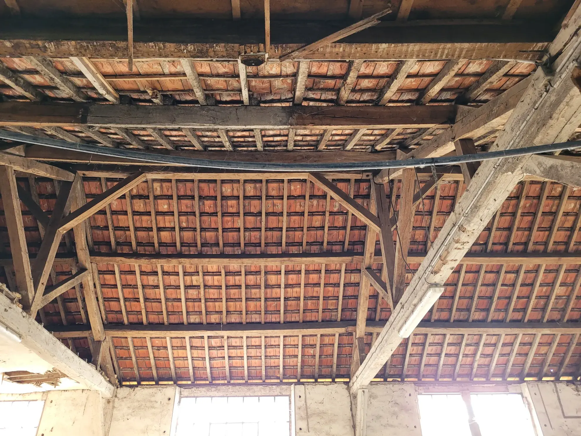 Grand bâtiment ancien de 600 m² à rénover à Neuville-sur-Vanne 