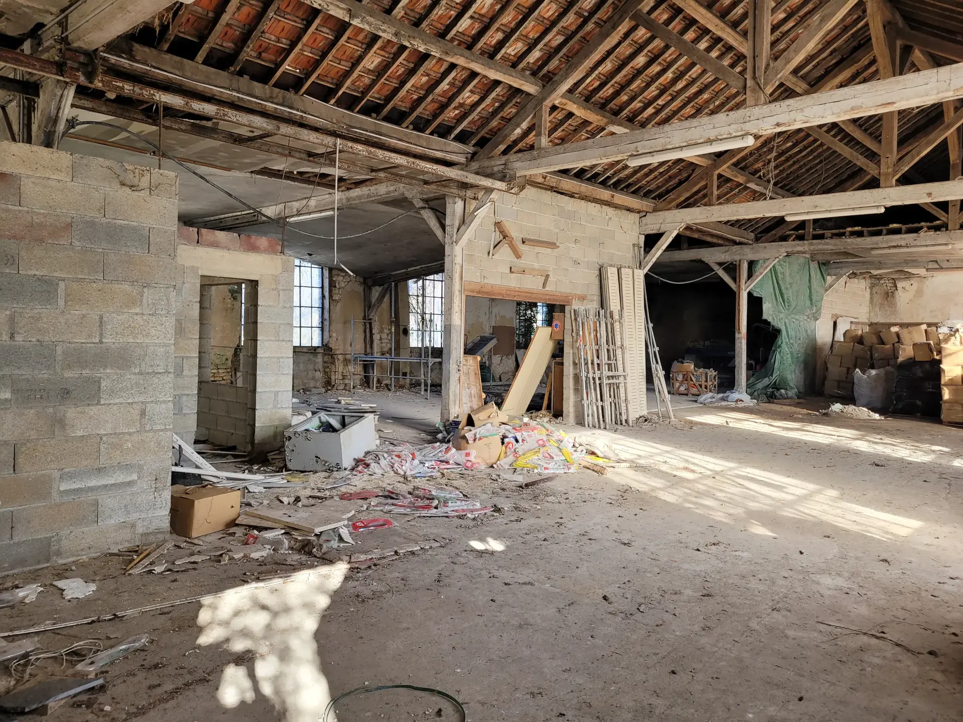 Grand bâtiment ancien de 600 m² à rénover à Neuville-sur-Vanne 