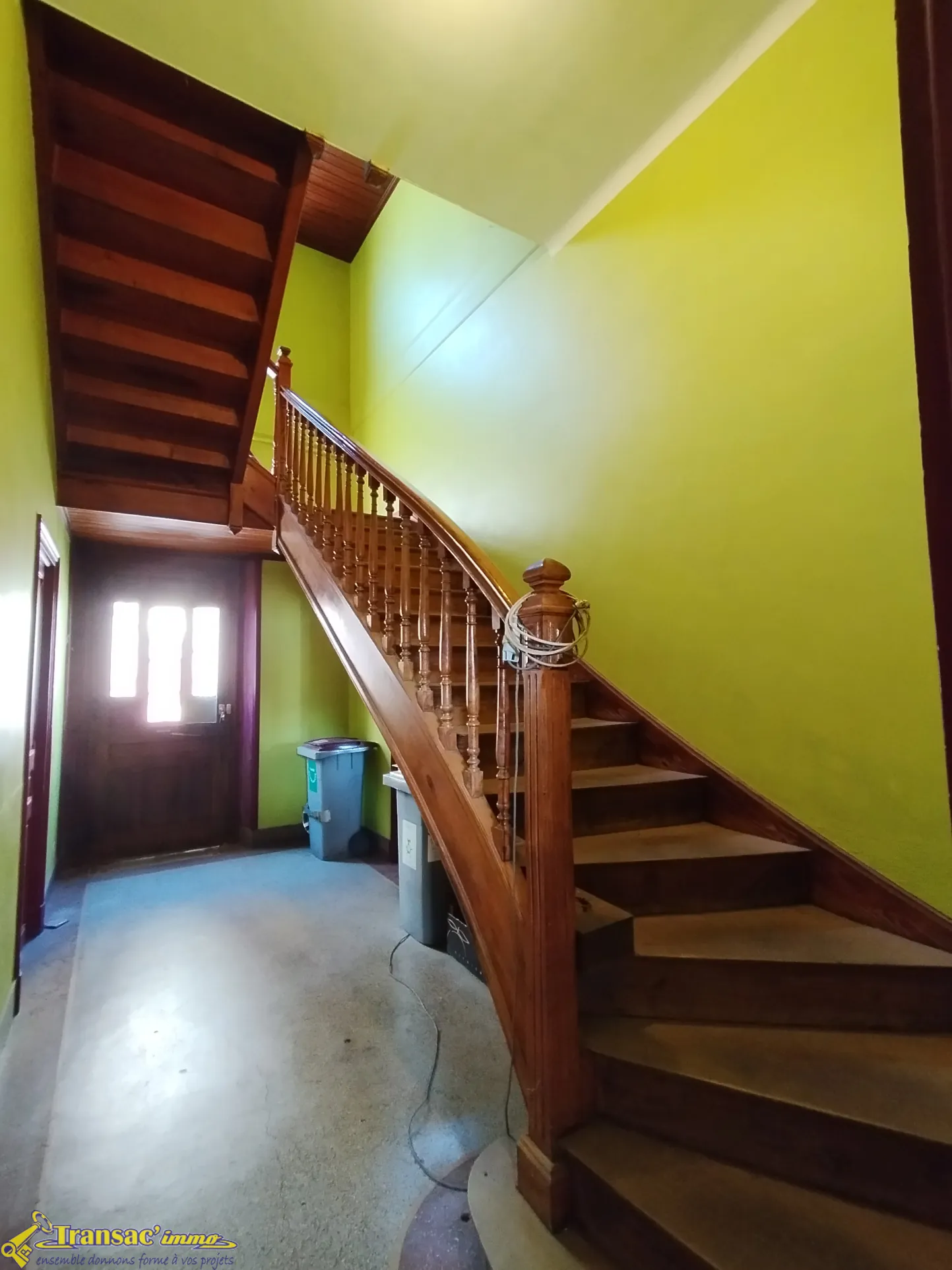 Immeuble à Thiers avec 3 appartements, atelier et garages—Investissement idéal 