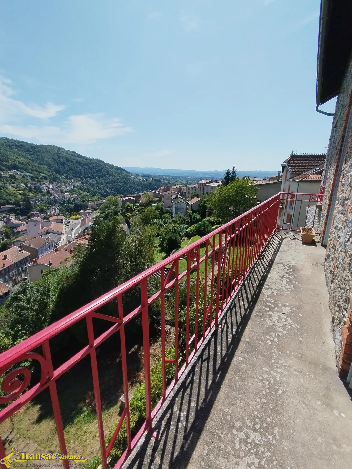 Immeuble à Thiers avec 3 appartements, atelier et garages—Investissement idéal 