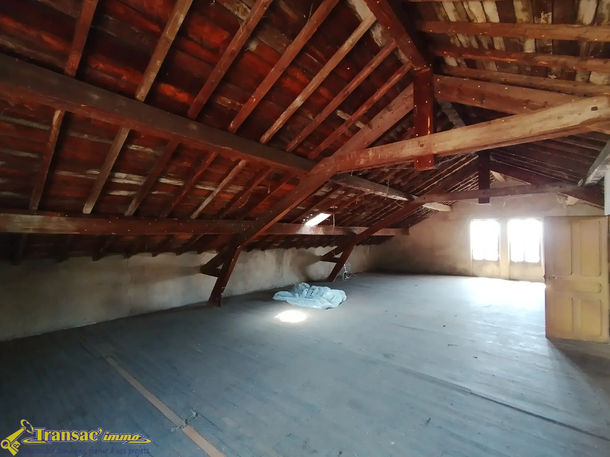 Immeuble à Thiers avec 3 appartements, atelier et garages—Investissement idéal 