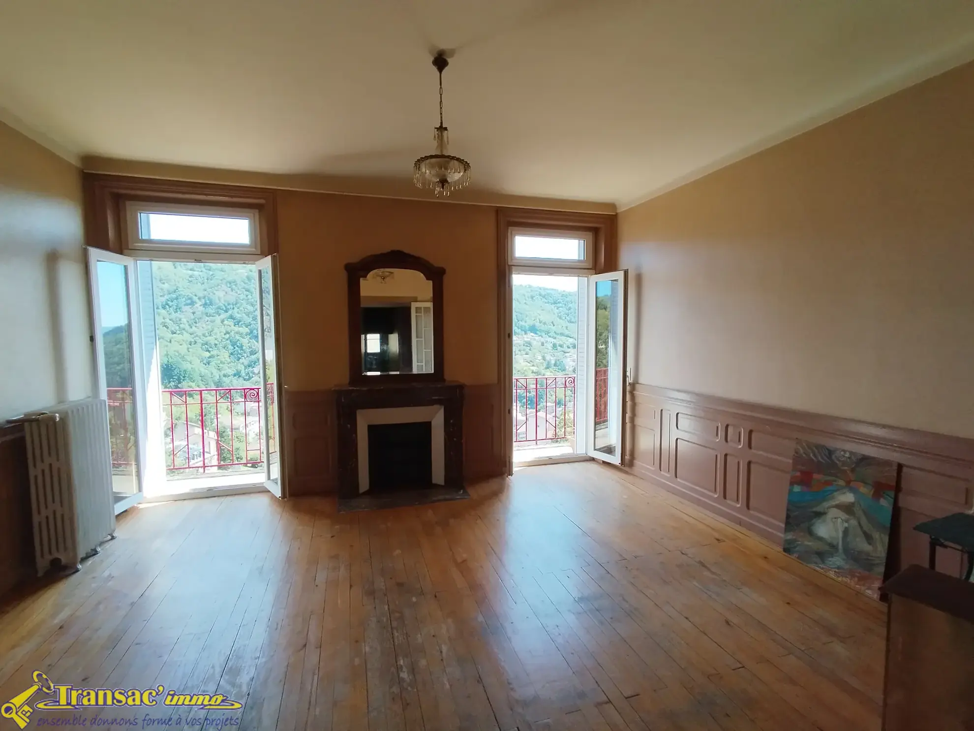 Immeuble à Thiers avec 3 appartements, atelier et garages—Investissement idéal 