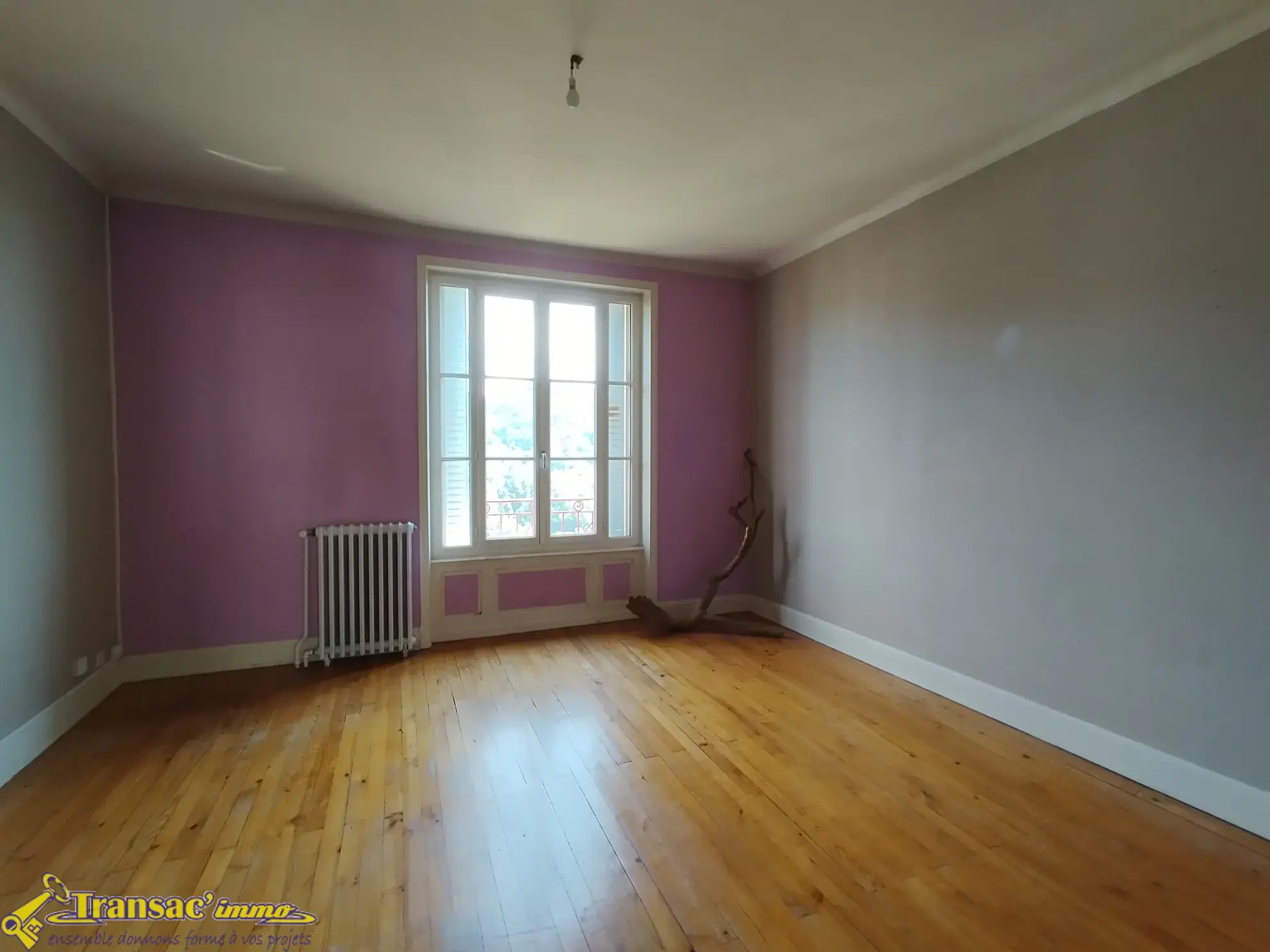 Immeuble à Thiers avec 3 appartements, atelier et garages—Investissement idéal 