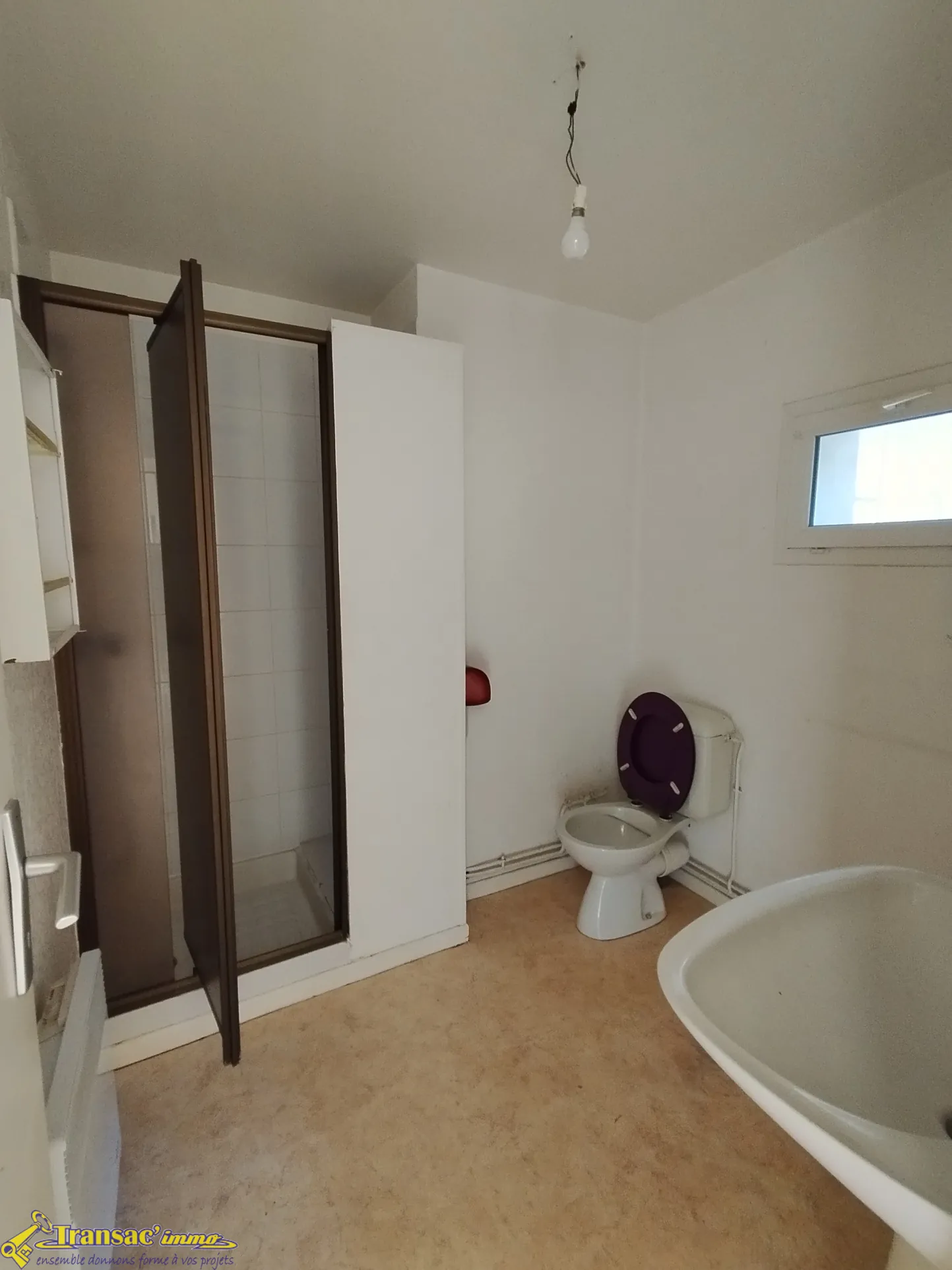 Immeuble à Thiers avec 3 appartements, atelier et garages—Investissement idéal 